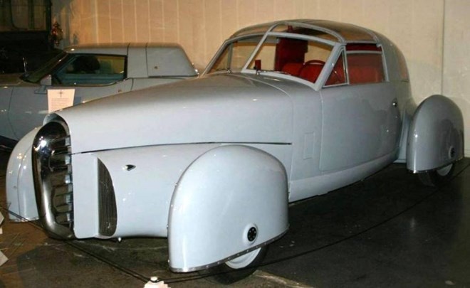 1948 Tasco do hãng sản xuất ô tô thể thao của Mỹ chế tạo. Nhà thiết kế người Đức Gordon Buehrig đã lấy ý tưởng từ những chiếc máy bay thời chiến trong Thế chiến thứ 2.