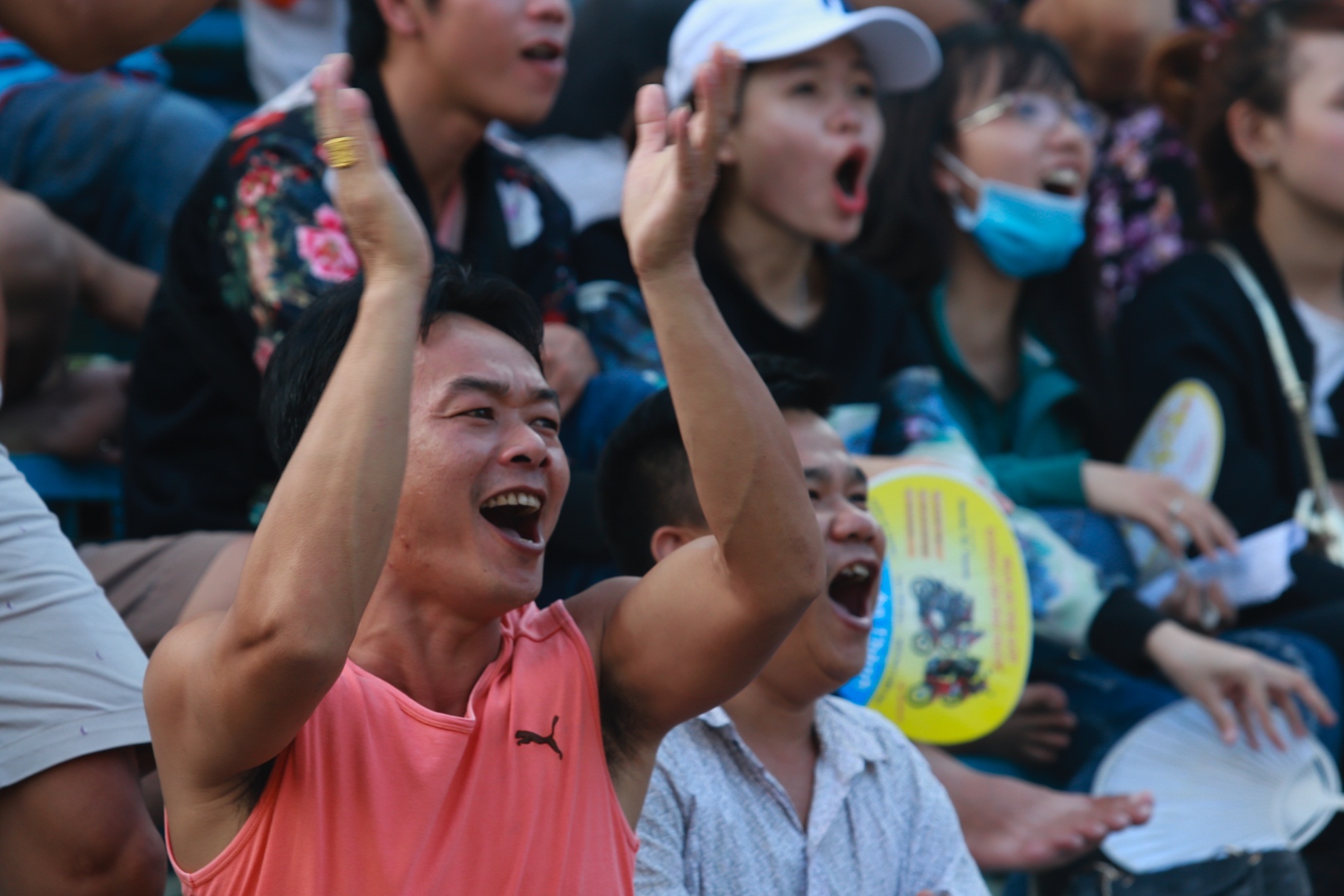 Khán giả tán thưởng trước một pha bứt phá liều lĩnh của tay đua. 