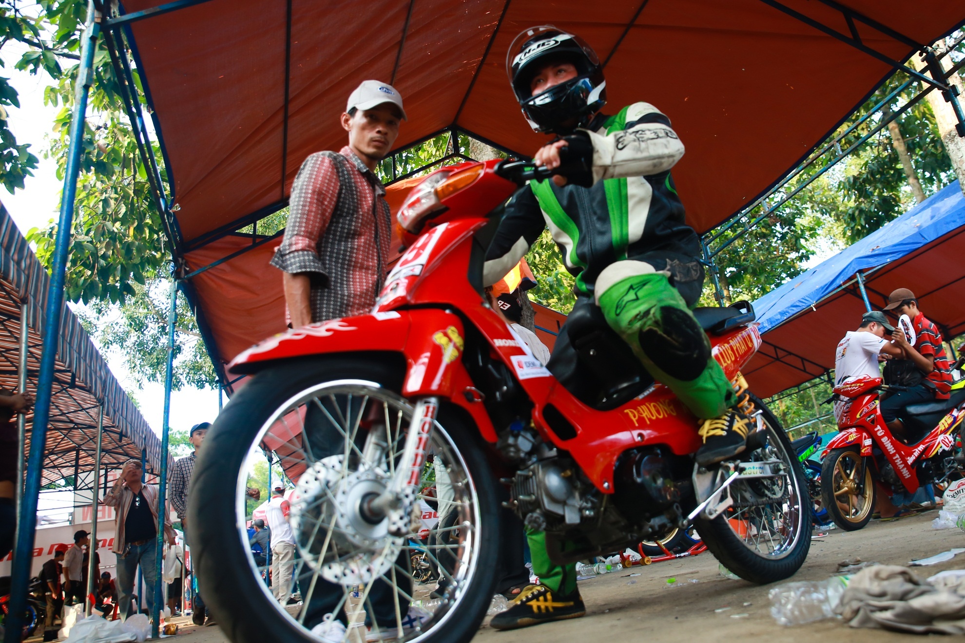 Vẻ quyết tâm hiện trên khuôn mặt các tay đua trước giờ thi đấu. Nhiều người lần đầu thử thách trước một trường đua chuyên nghiệp nên khá căng thẳng. 