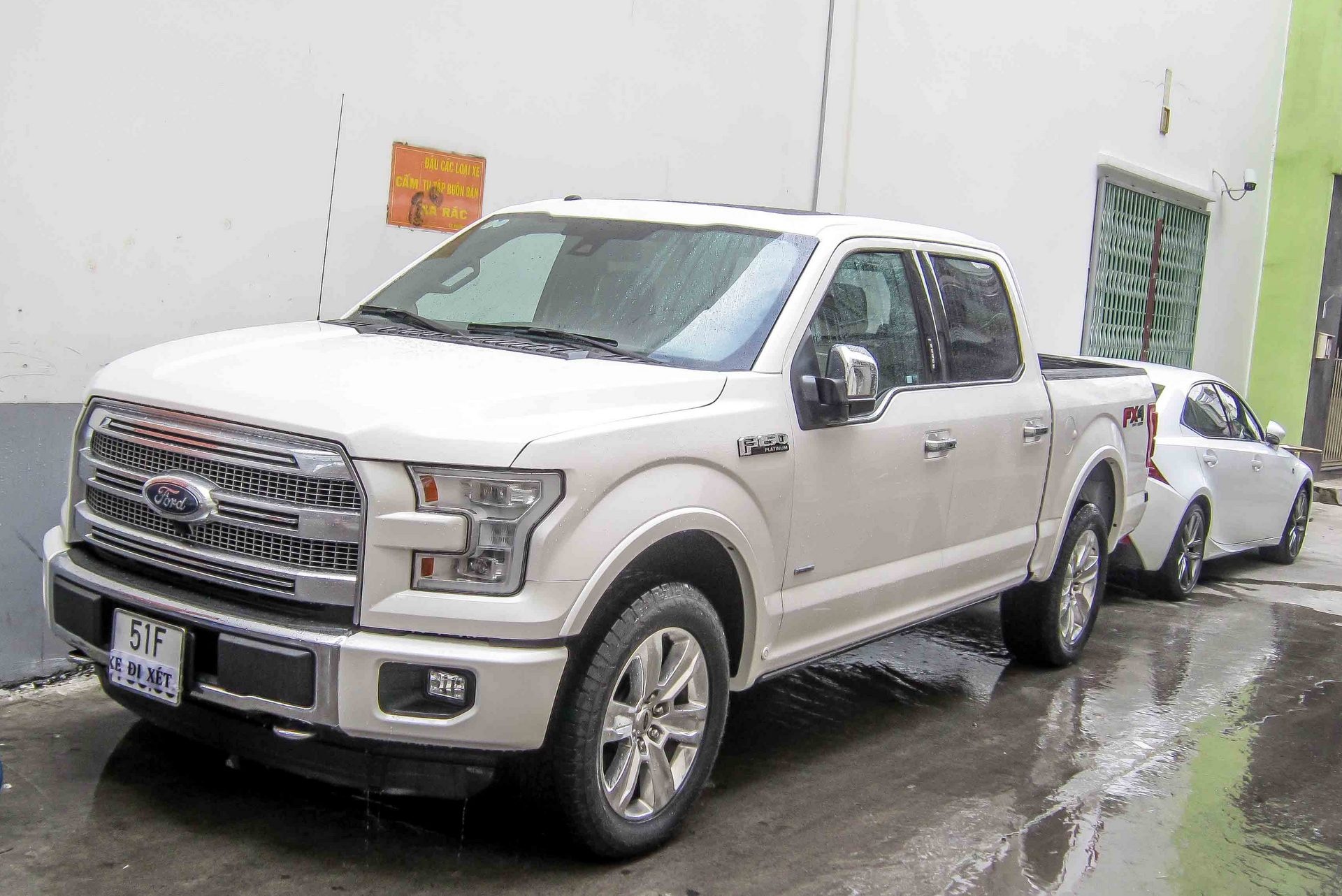 Xe ban tai khong lo Ford F-150 Platinum xuat hien o Sai Gon hinh anh