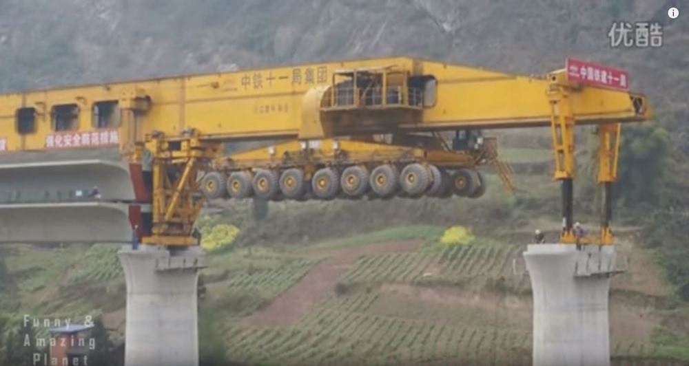 Co may xay cau gan 1.000 tan o Trung Quoc hinh anh