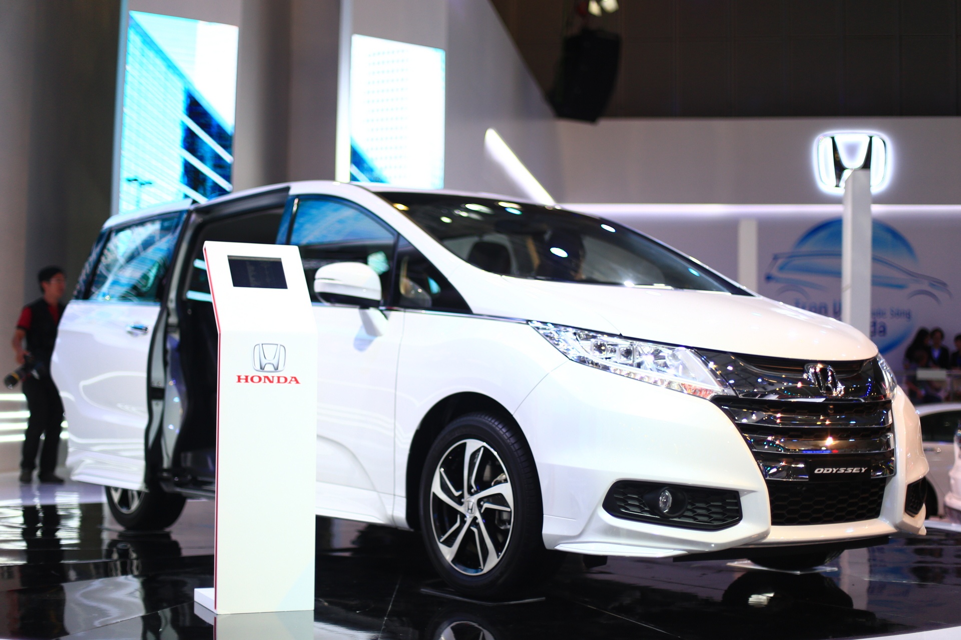 Xe gia dinh co lon Honda Odyssey 2016 gan 2 ty tai Viet Nam hinh anh