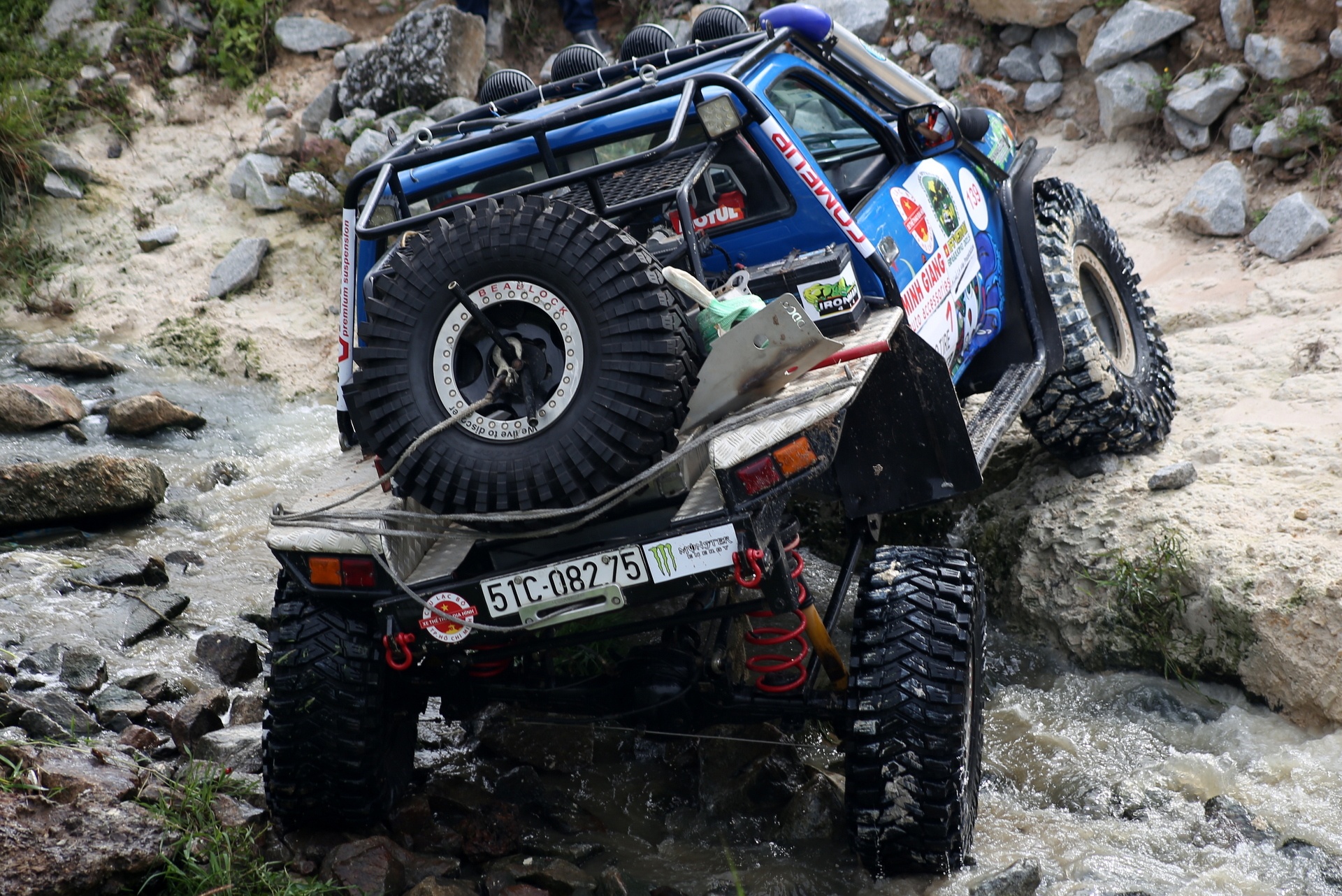 Nhung chiec oto leo nui o Binh Duong hinh anh