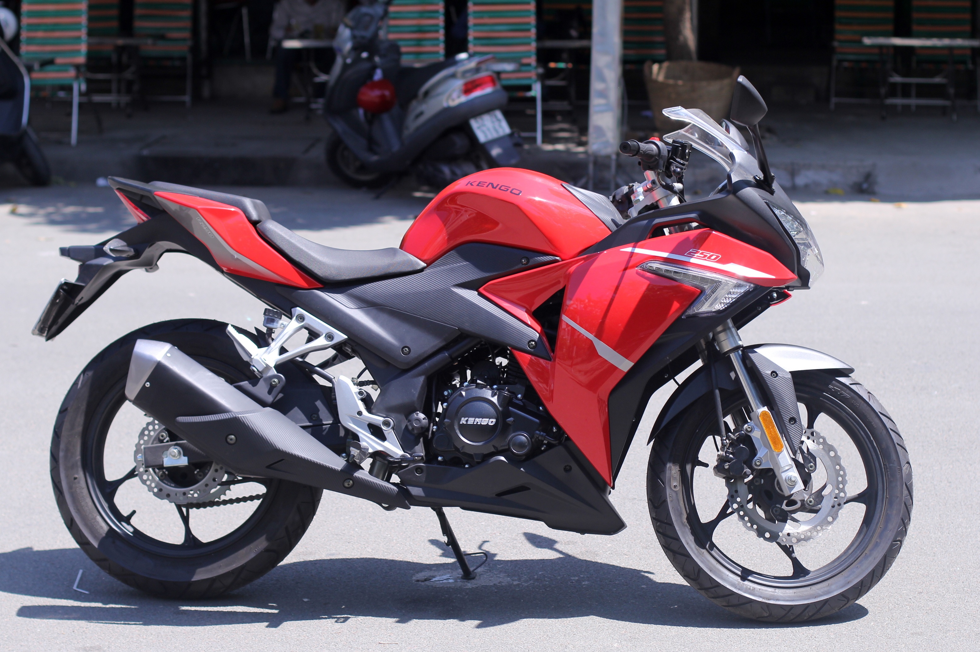 Xe con tay 250 phan khoi gia 62 trieu dong tai VN hinh anh