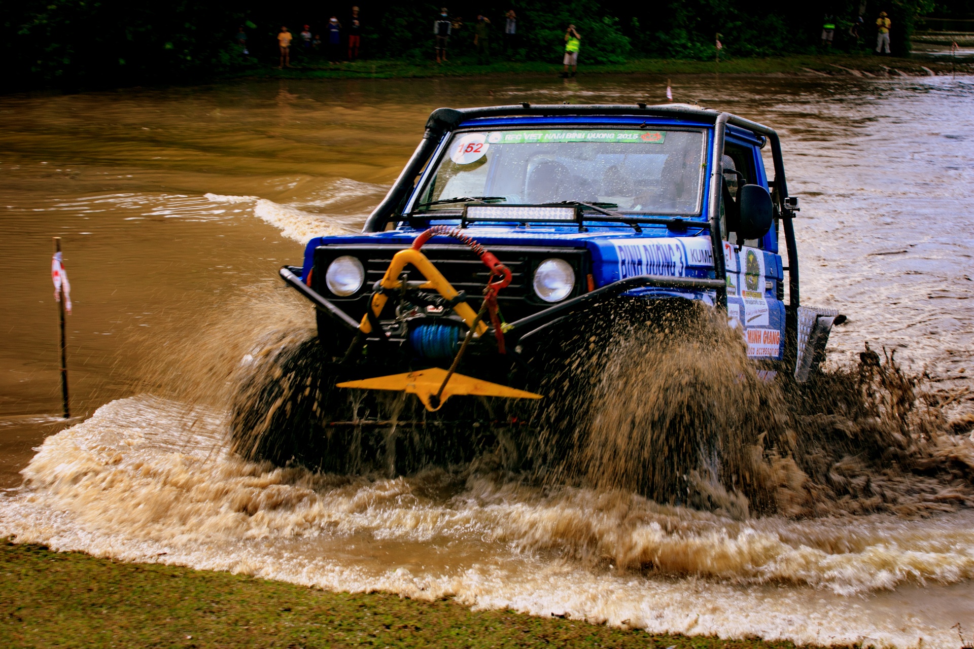 Xe dia hinh bang rung, vuot ho o Binh Phuoc hinh anh