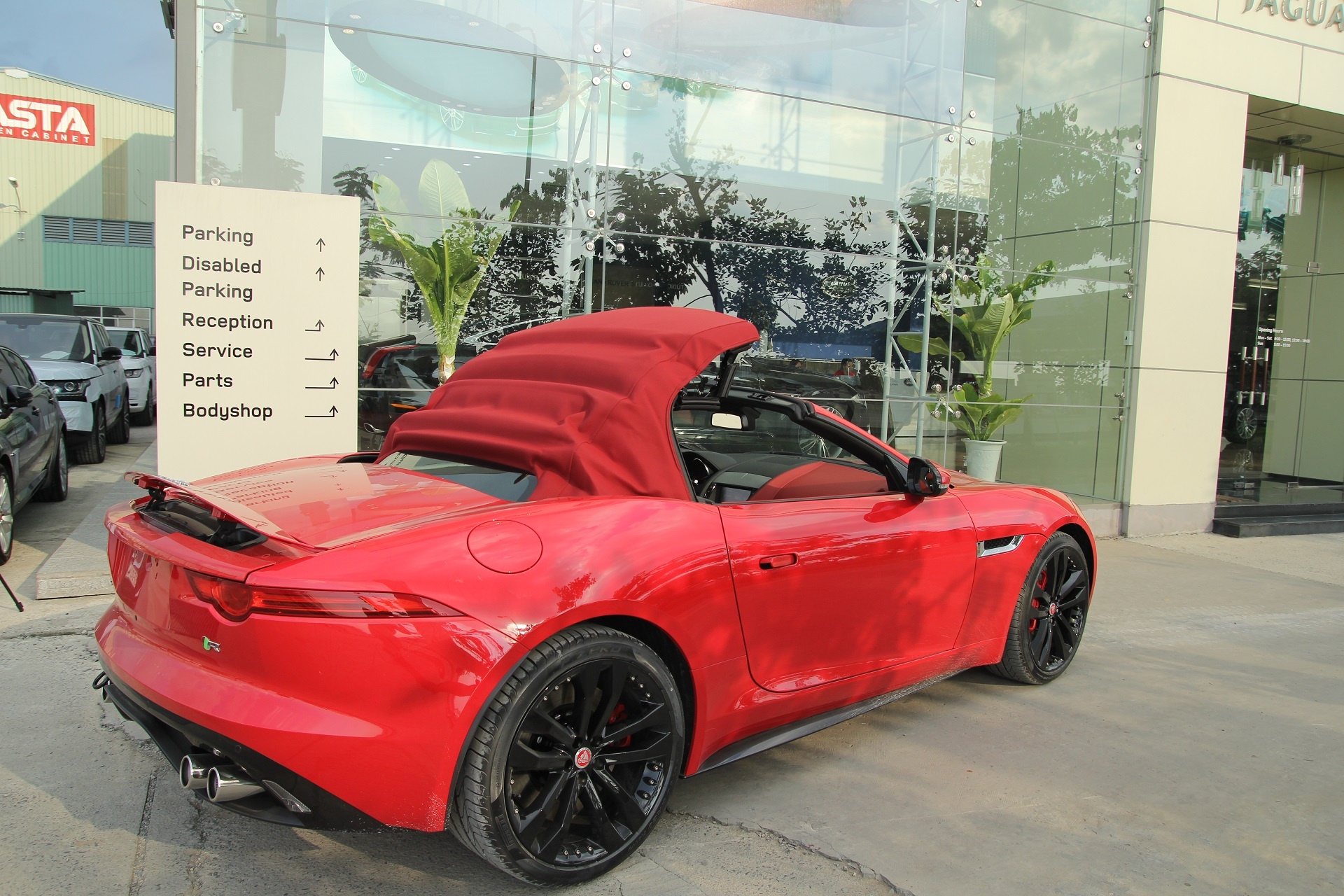 Doanh so tieu thu xe noi dia giam, xe nhap tang hinh anh