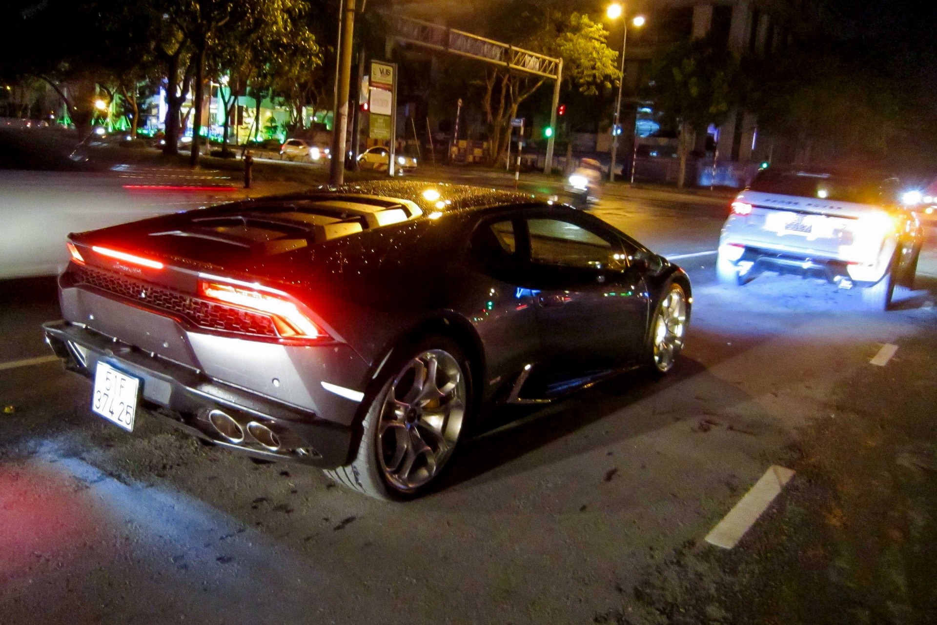 Huracan bang qua nhung con pho Sai Gon hinh anh