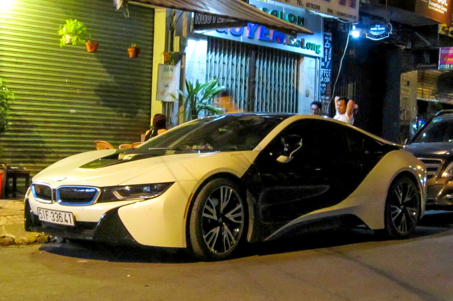 BMW i8 dan decal la mat o Sai Gon hinh anh