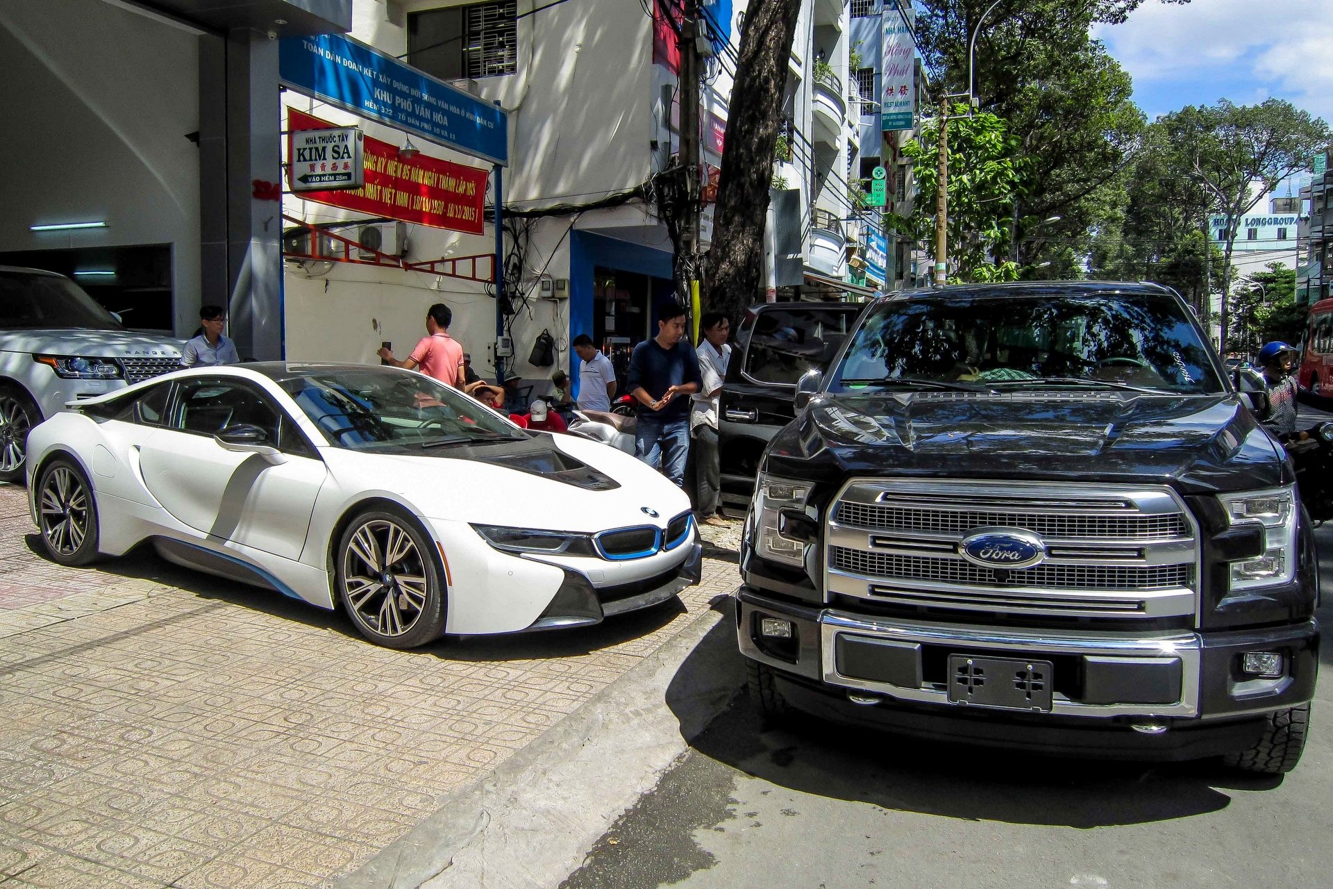 BMW i8 do dang cung xe ban tai F-150 gan 3 ty tai Sai Gon hinh anh