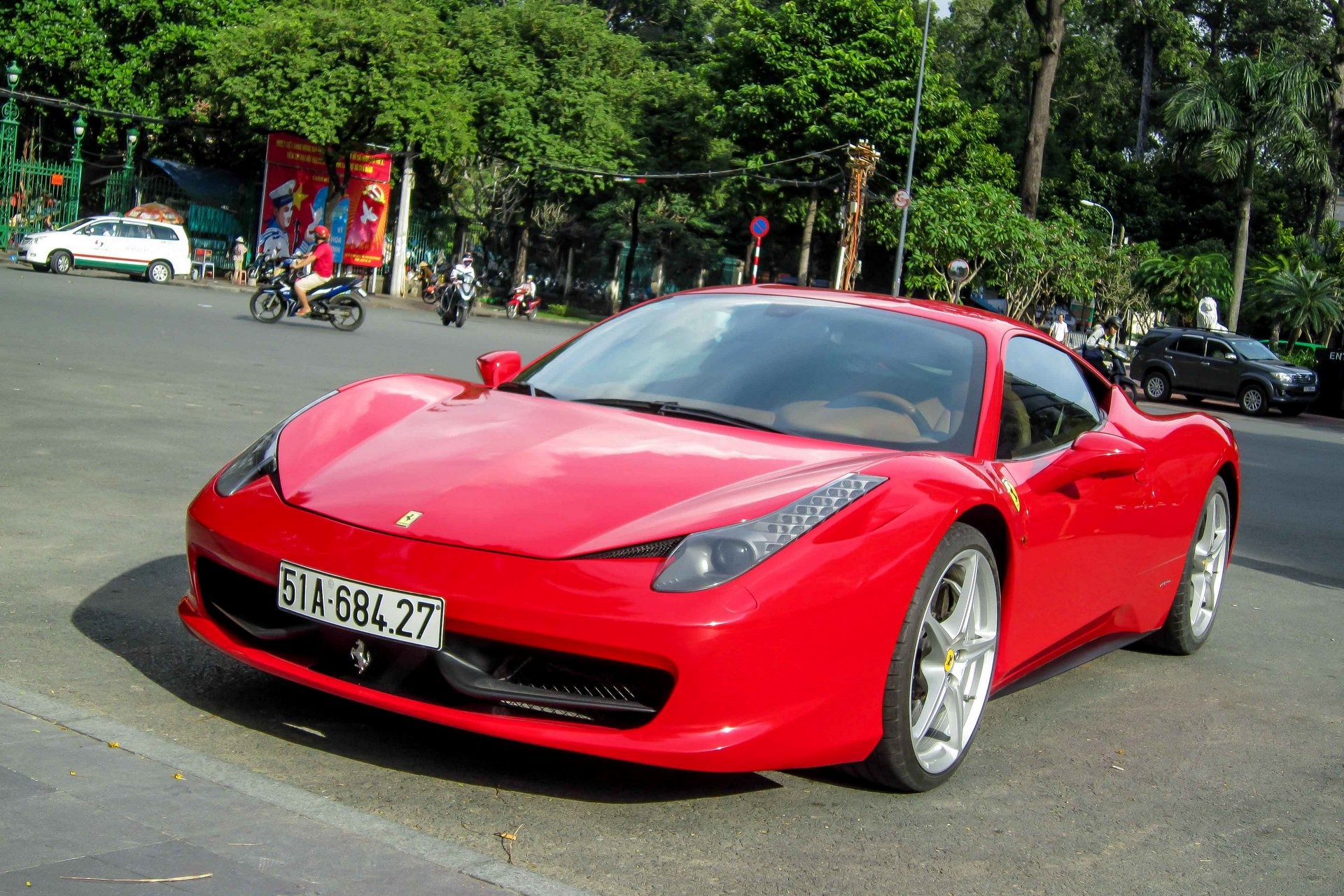 Ferrari cua thieu gia Phan Thanh tai xuat tren duong Sai Gon hinh anh