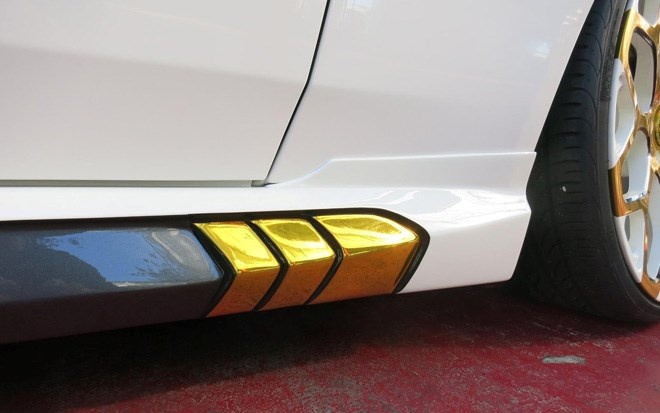 Vàng được dát trên các chi tiết nhô ra ở thân xe và bánh xe.