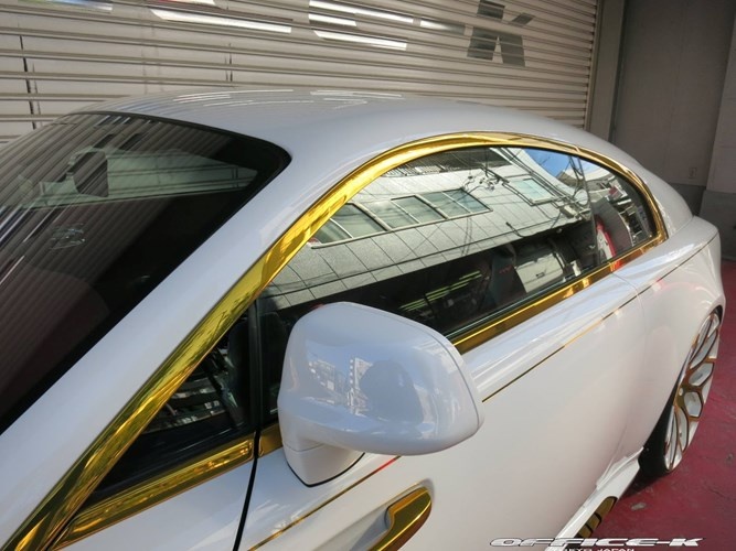 Vàng nổi bật trên viền cửa.