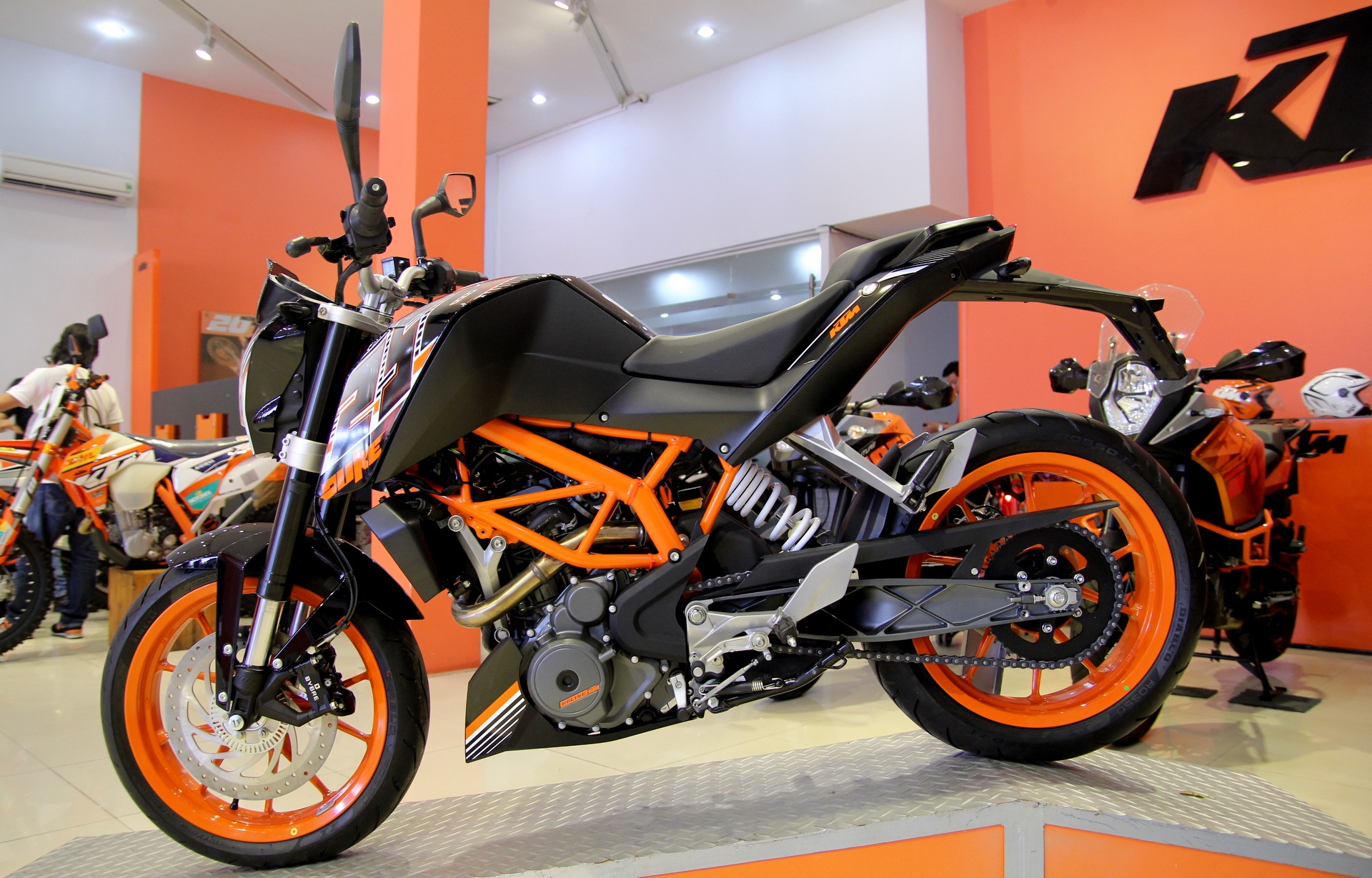 Chi tiet naked bike KTM 250 Duke vua ra mat tai Viet Nam hinh anh