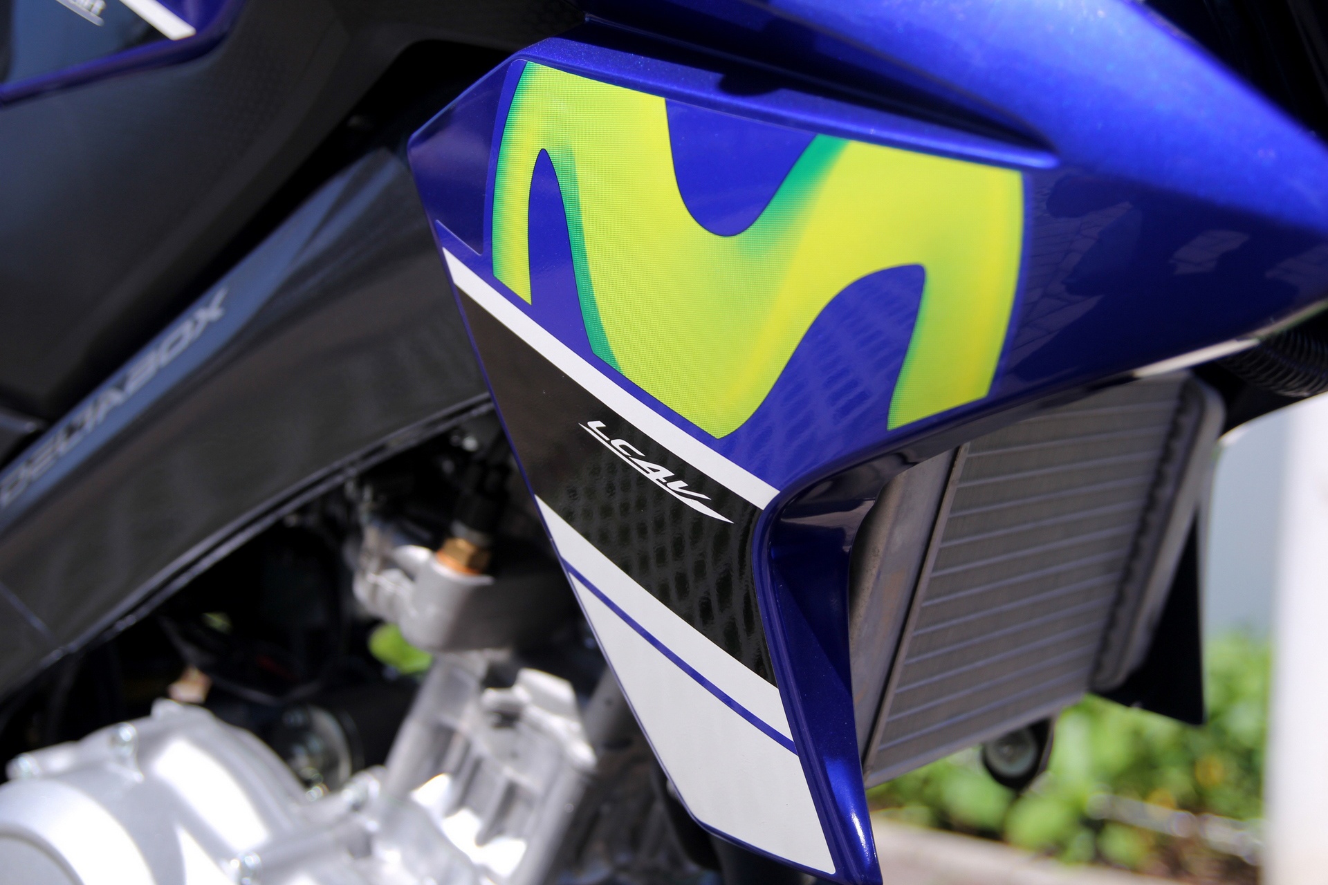 Tem Movistar xuất hiện trên yếm xe. Theo khảo sát của Zing.vn, phiên bản Exciter 150 Movistar được yêu thích thứ nhì trong số 4 phiên bản của Exciter, với 28,37% người bình chọn. 