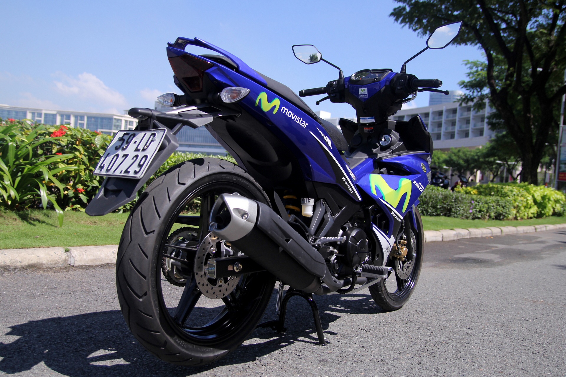 Khi đổ đầy bình xăng, Exciter 150 nặng 115 kg.