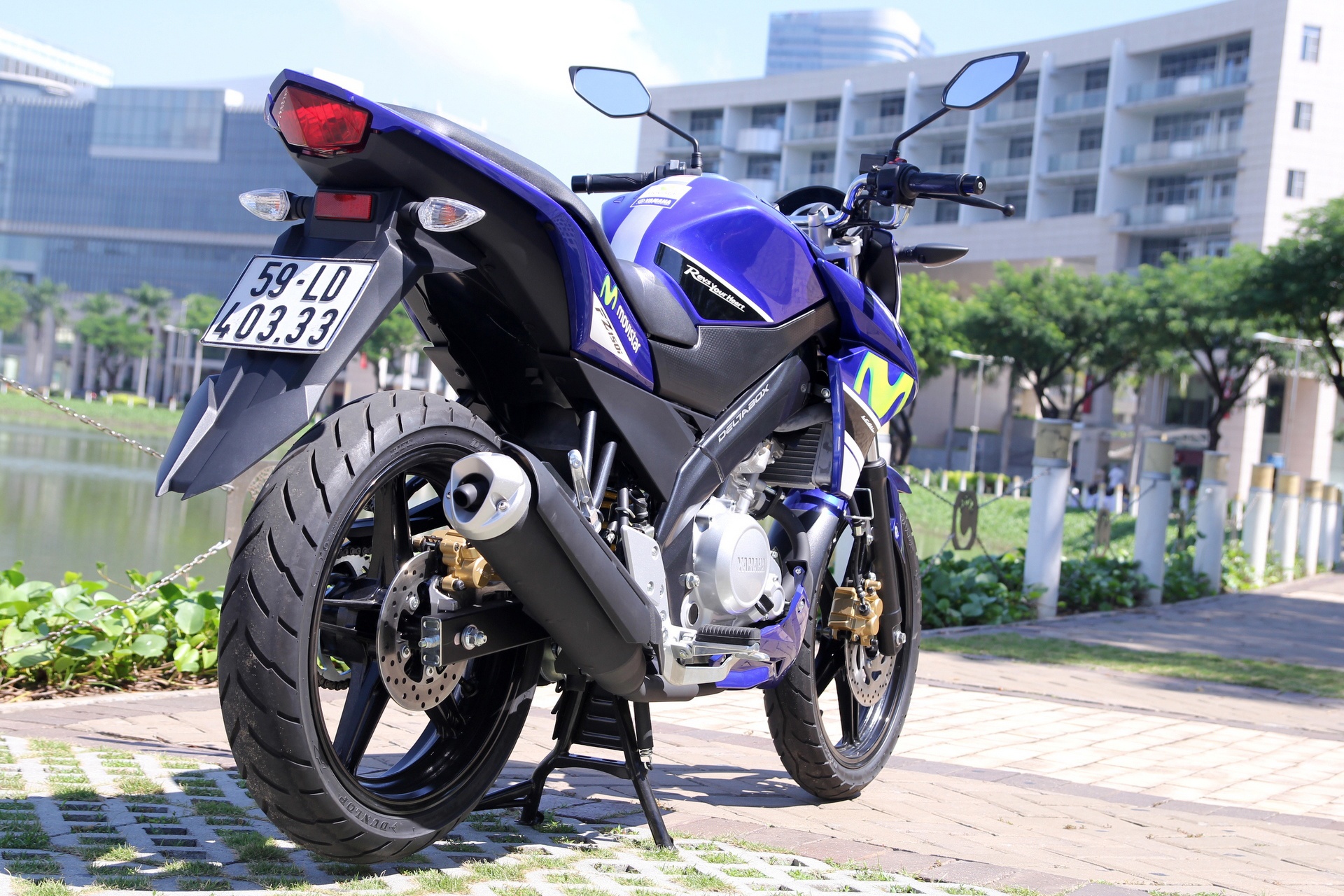 Trong khi con số này trên FZ150i là 129 kg. 