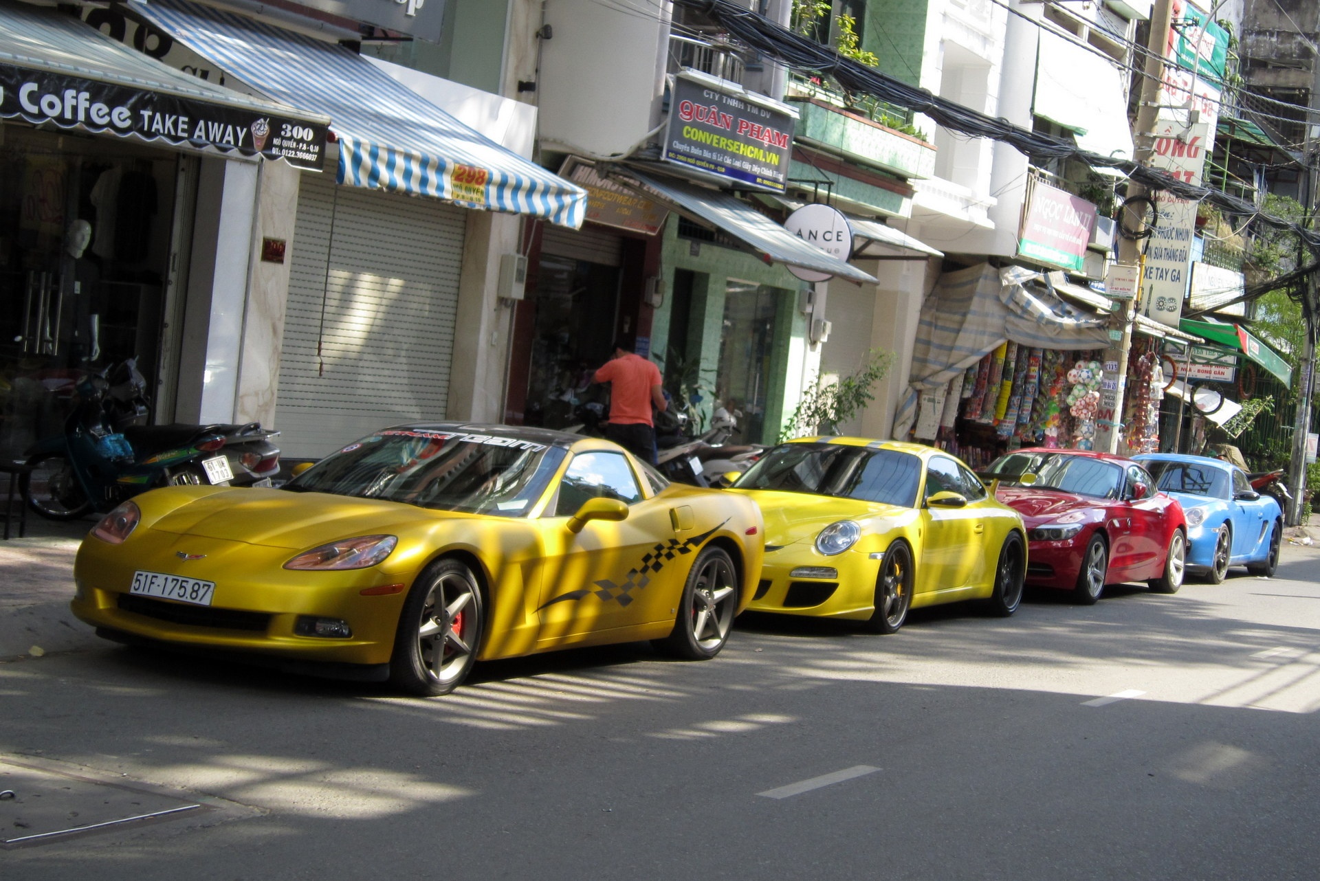 Dan xe the thao xep hang dai tren pho Sai Gon hinh anh