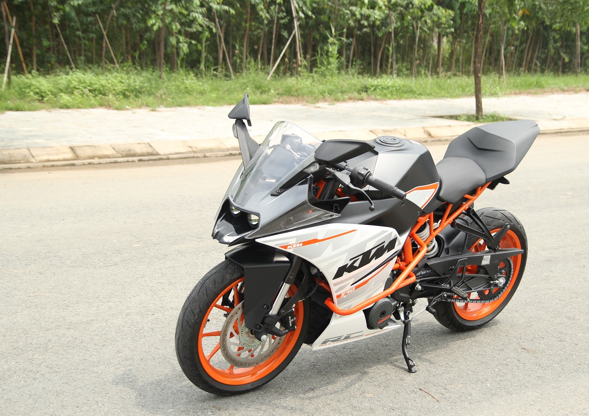 Trai nghiem xe the thao KTM RC250 tai Sai Gon hinh anh
