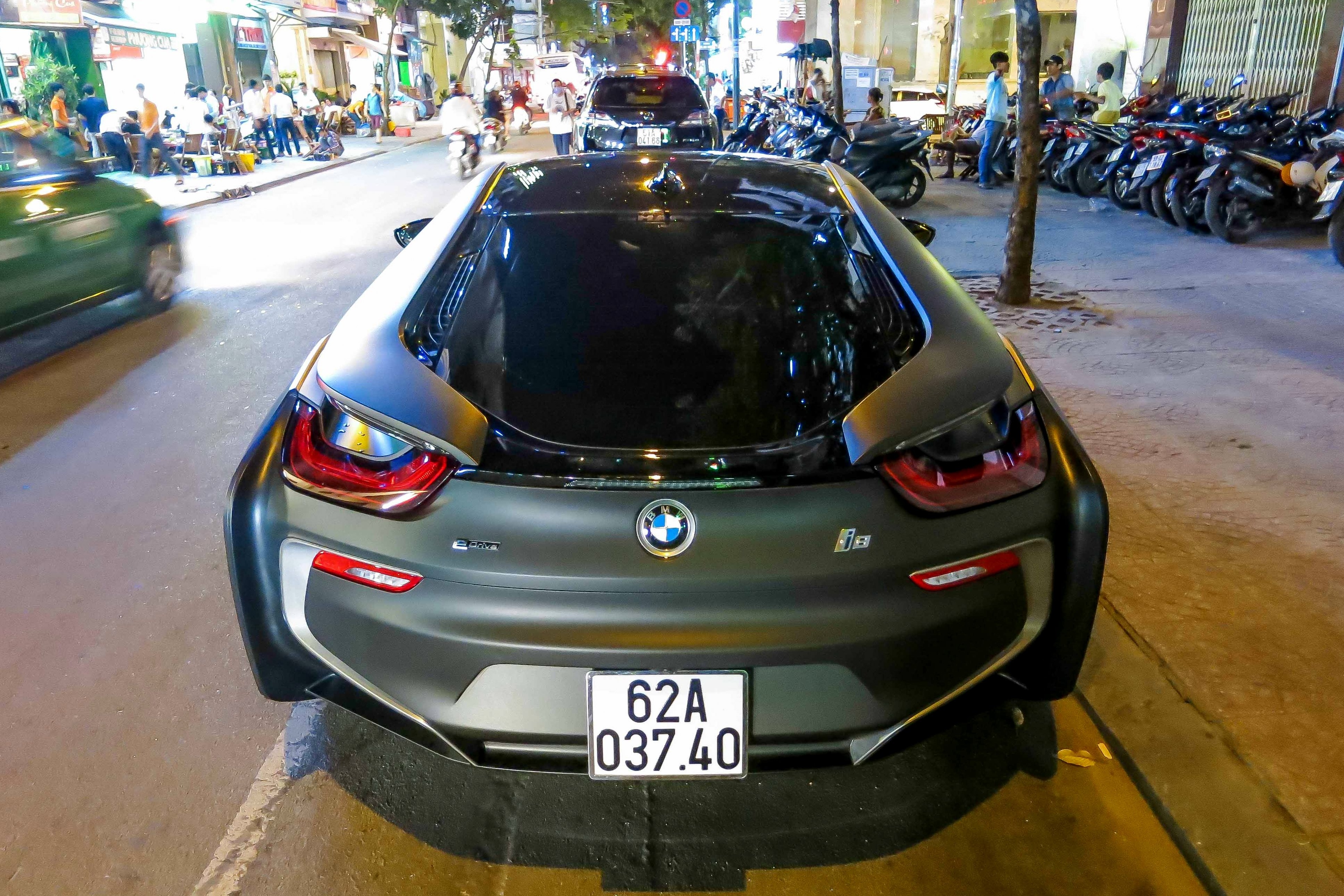 BMW i8 mau den nham doc dao o Sai Gon hinh anh