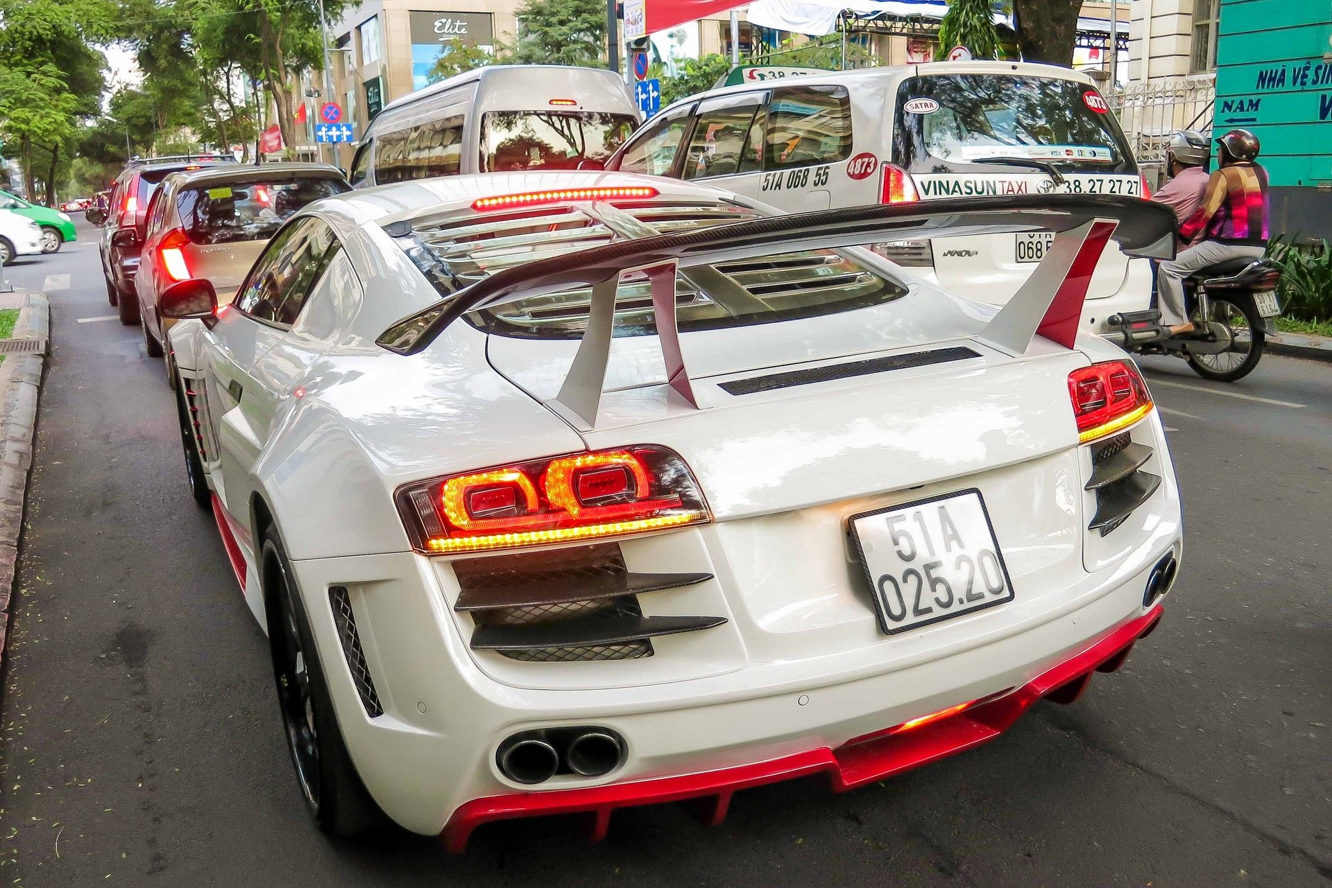 Nghe thu tieng po Audi R8 tren pho Sai Gon hinh anh