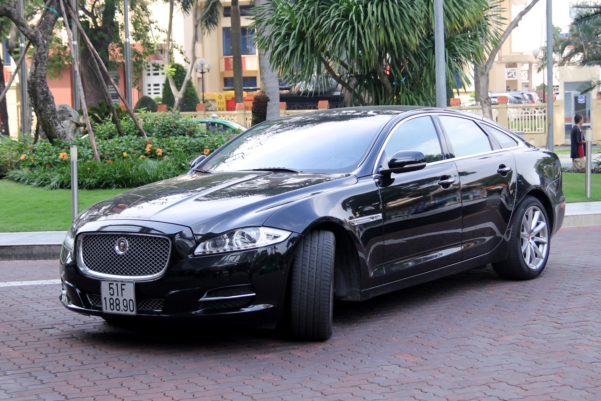 Trai nghiem xe sang Jaguar XJ o Sai Gon hinh anh