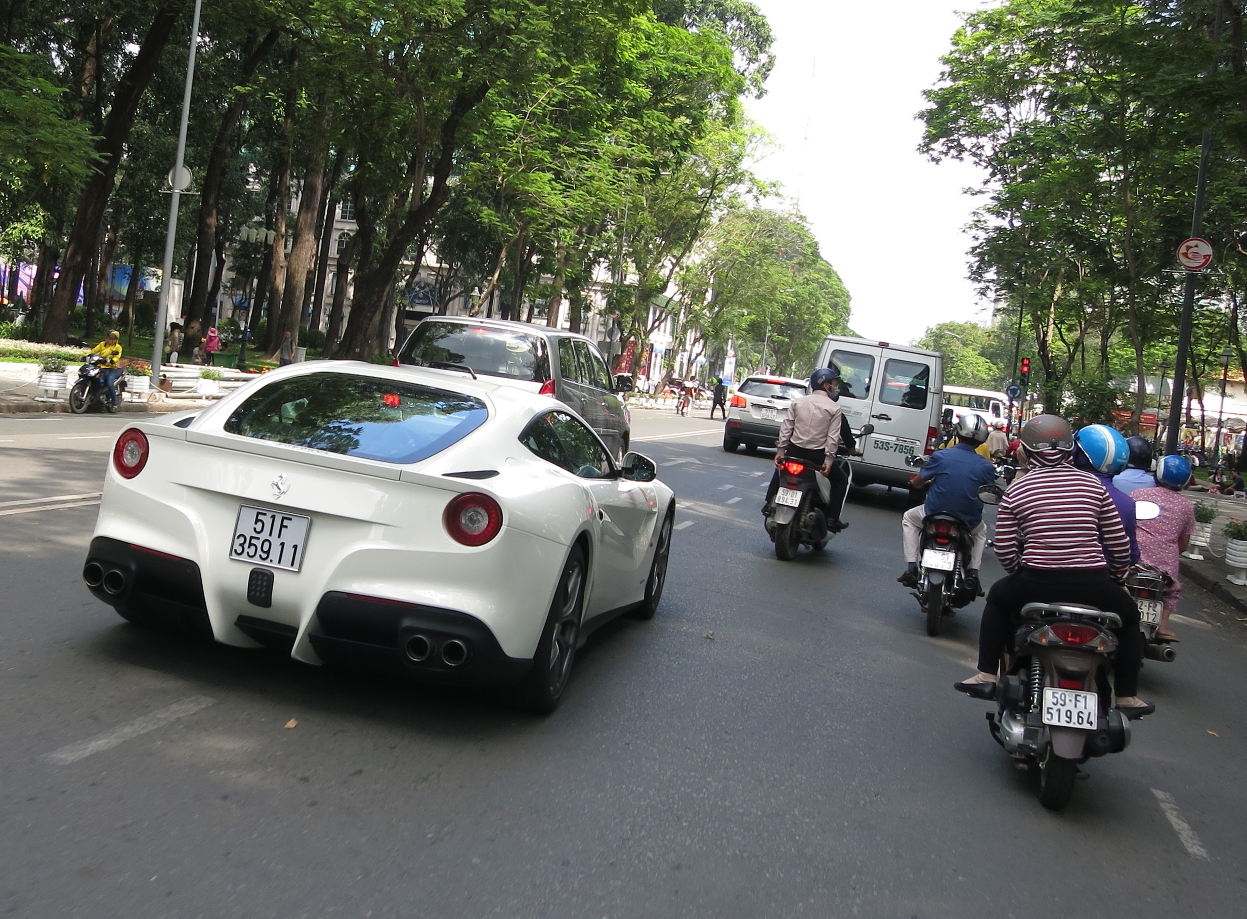 Thieu gia Sai thanh thu kha nang tang toc cua Ferrari F12 hinh anh