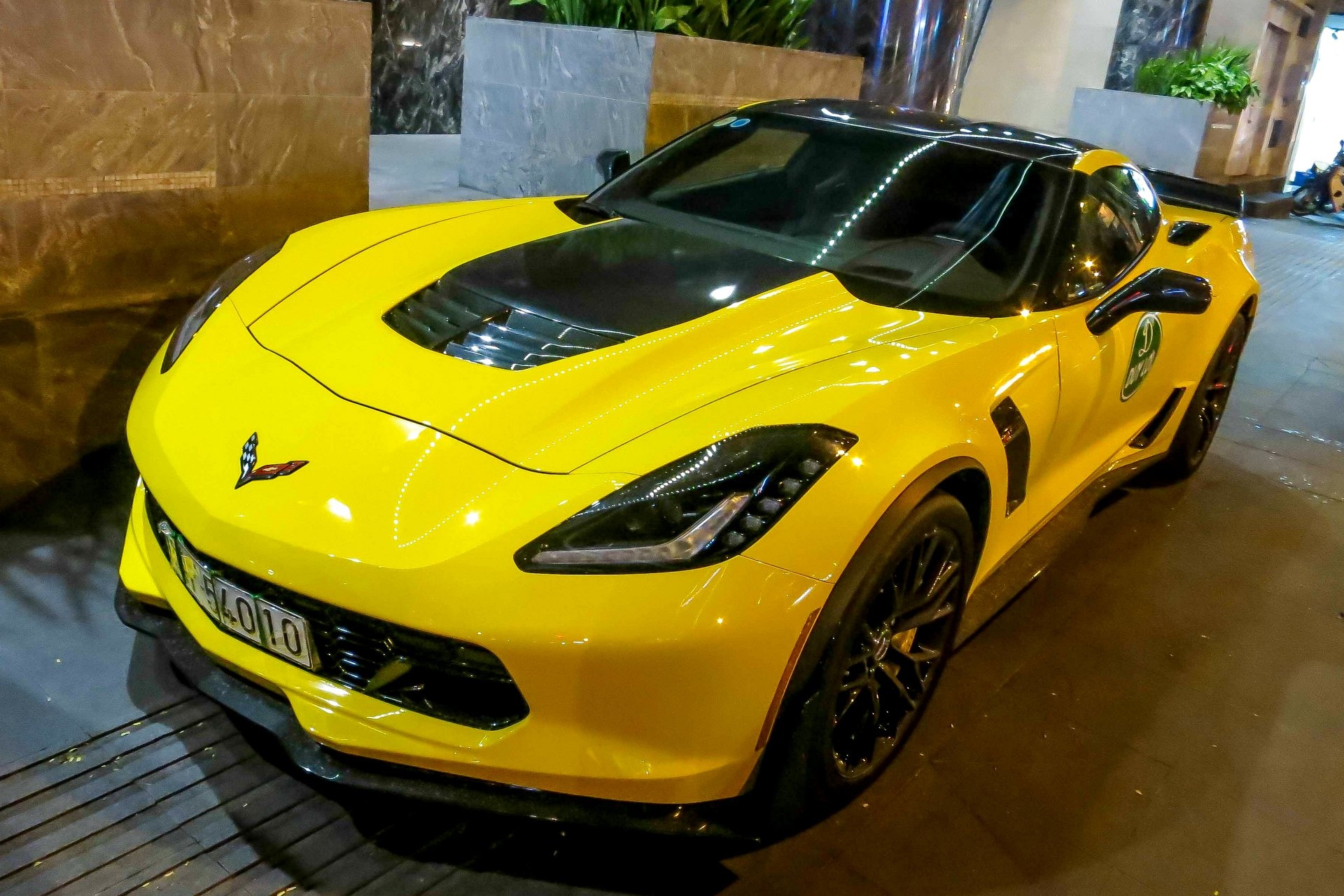 Sieu xe Corvette Z06 thu hai tai Viet Nam ra bien so trang hinh anh