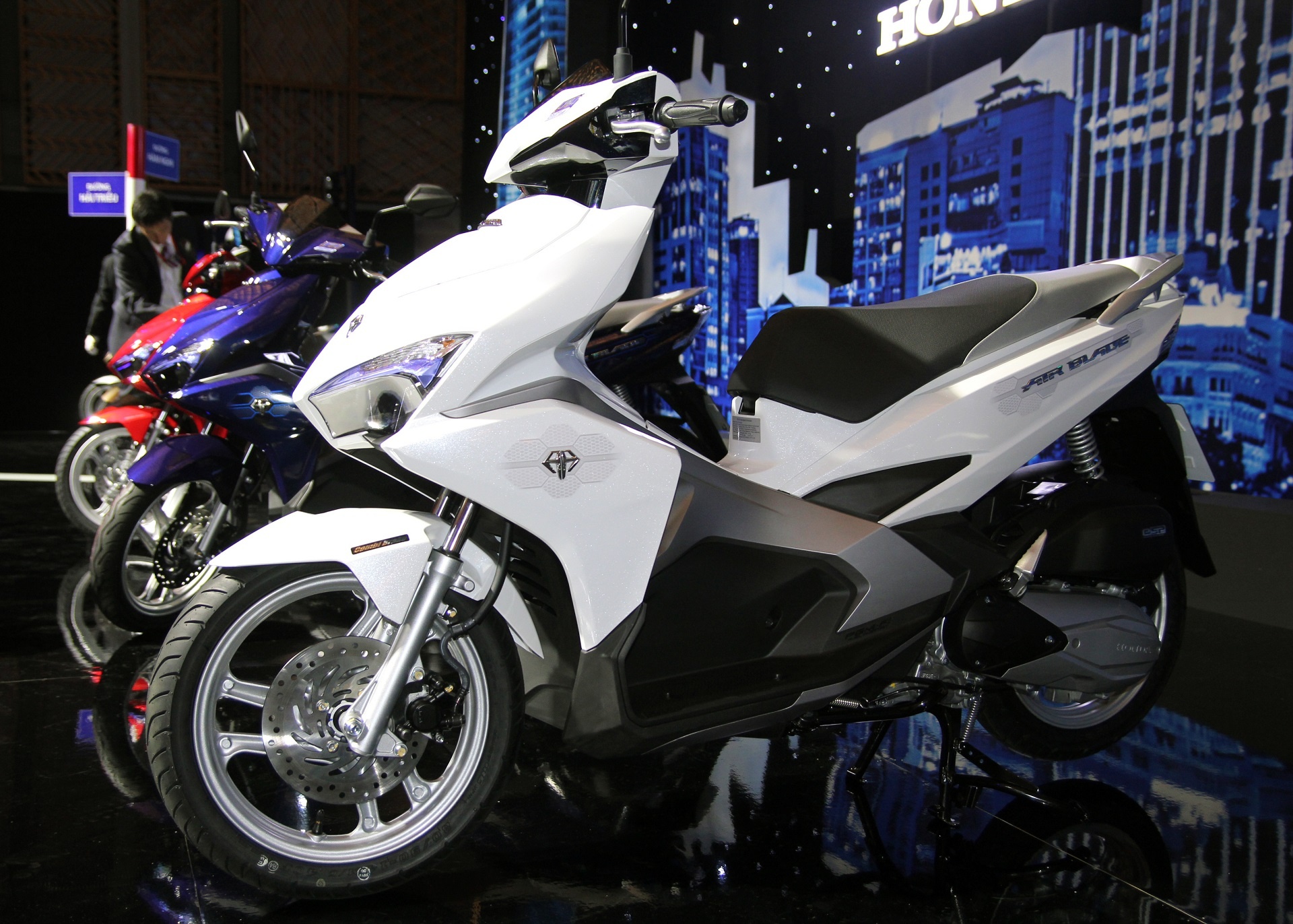 Air Blade - xe tay ga huyen thoai, doi gia van ban chay hinh anh