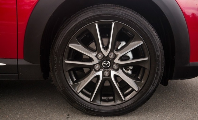 Về trang bị ngoại thất, Mazda CX-3 phiên bản tiêu chuẩn được trang bị hệ thống đèn pha halogen, bộ mâm hợp kim kích thước 16 inch.