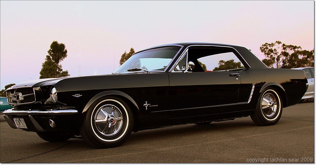 Ford Mustang 1964 được thiết kế với hàng loạt option riêng mà sau này trở thành xu thế của cả ngành công nghiệp xe hơi toàn cầu. Đây cũng là một trong những cái tên đình đám nhất trên phân khúc xe thể thao với lịch sử dày dặn với nhiều thành công, xét cả về lượng tiêu thụ lẫn các giải thưởng uy tín.