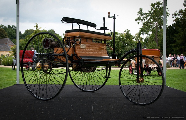 Đây được coi là chiếc ôtô đầu tiên trên thế giới do kỹ sư tài ba người Đức Carl Benz chế tạo năm 1885. Nó chỉ có 3 bánh và dùng động cơ đốt trong. Công suất cực đại của xe chỉ vỏn vẹn 0,8 mã lực và xe đạt tốc độ tối đa 16km/h. Trước phát minh này, người dân trên thế giới chủ yếu di chuyển bằng xe ngựa.