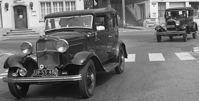Ford’s Model 18 1932 là mẫu xe đầu tiên được trang bị động cơ V8 cho người lái cảm giác phấn khích hơn. Dù động cơ 4 xy-lanh cũng được giới thiệu nhưng bản 3.6L V8 với công suất 65 mã lực đã thành công rực rỡ khiến phiên bản còn lại trở thành dĩ vãng.