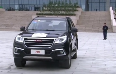 Xe lai bang y nghi tu chay tren duong hinh anh