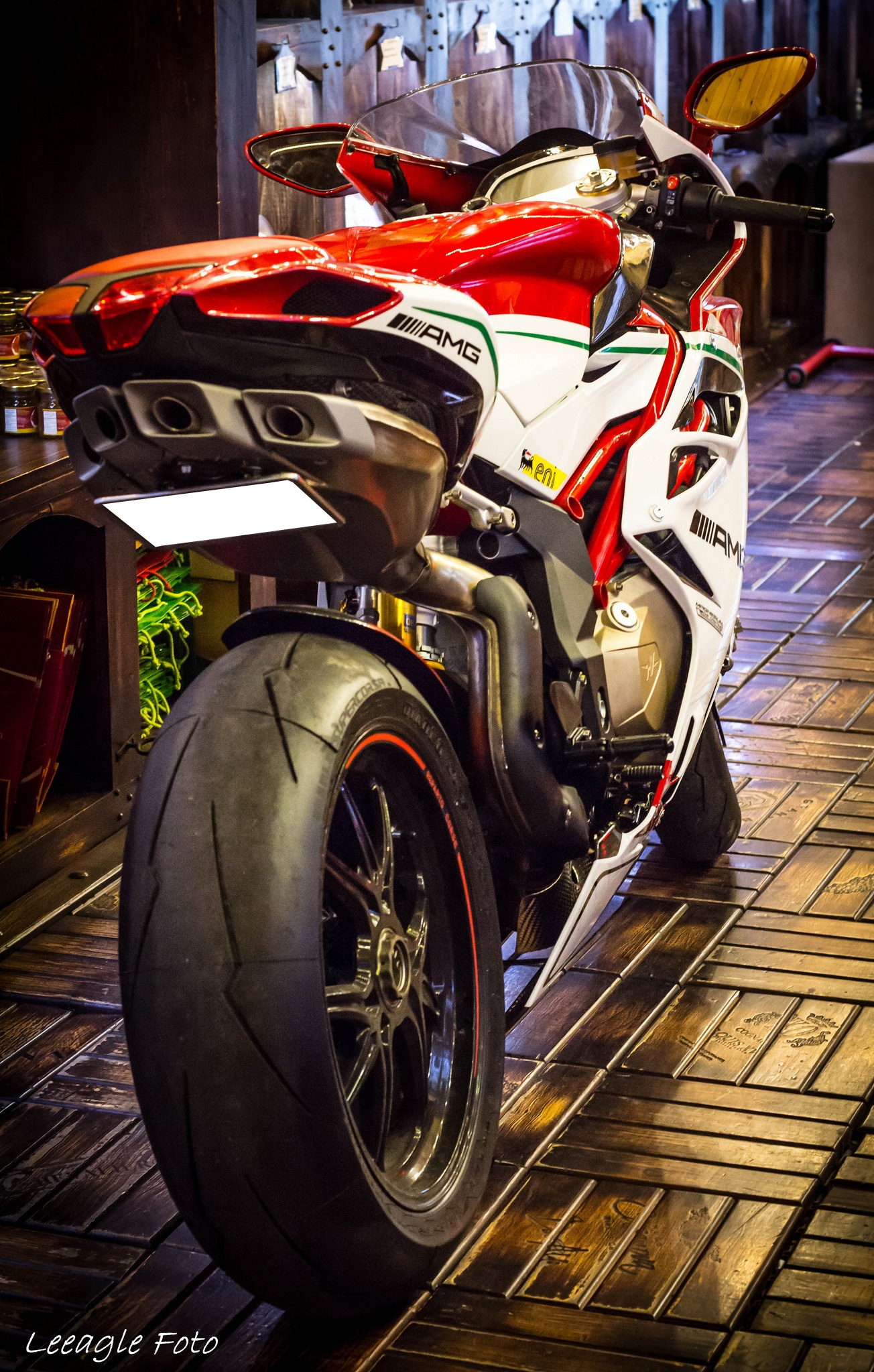 Cung cấp sức mạnh cho siêu xe hai bánh này là khối động cơ 4 xi-lanh, dung tích 998 phân khối, công suất tối đa 212 mã lực tại 13.600 vòng/phút nếu sử dụng ống xả Termignoni và mô-men xoắn cực đại 115 Nm. 