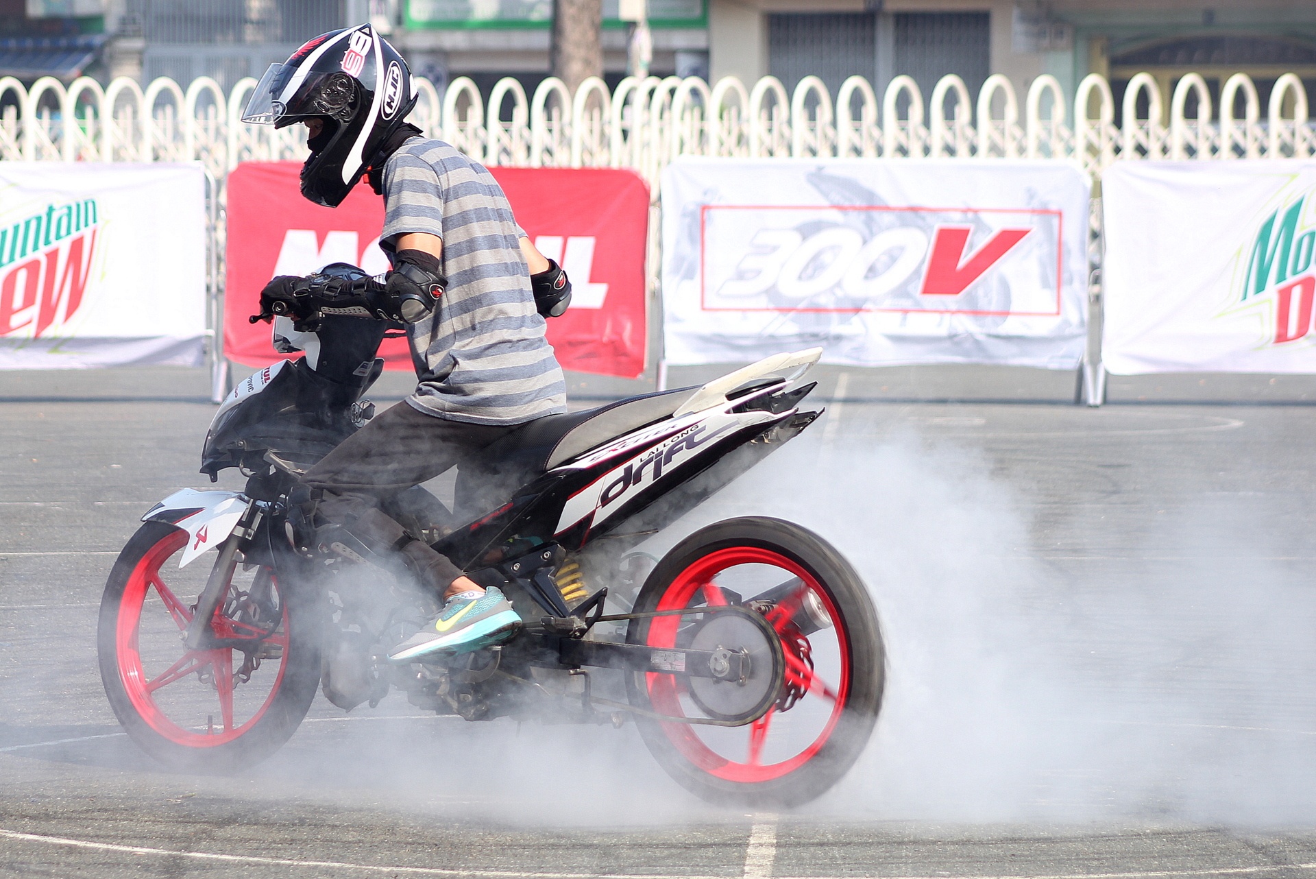 Biker hoi tu thi stunt tai Sai Gon hinh anh