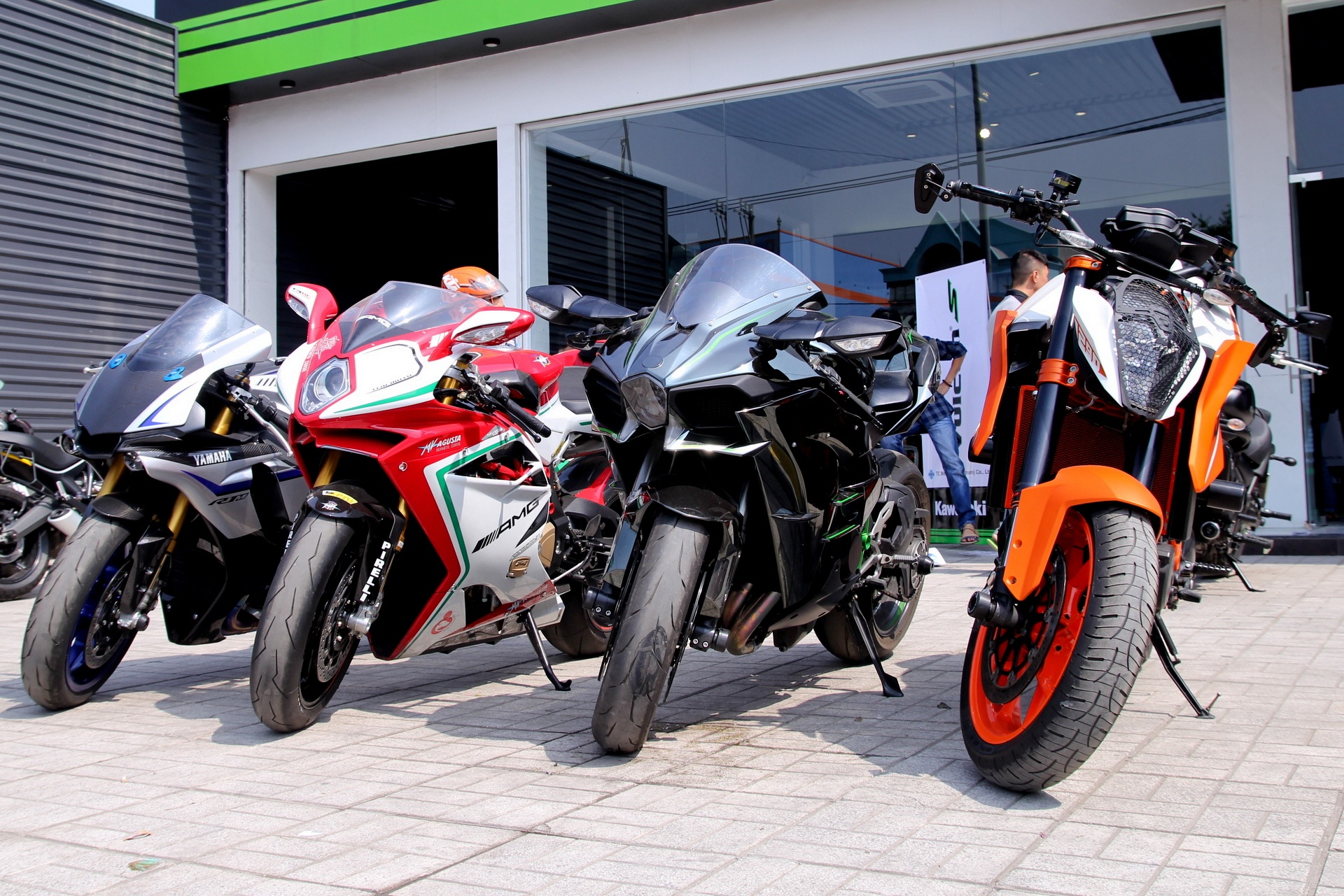 Kawasaki Ninja H2 cung dan sieu moto hoi tu o Sai Gon hinh anh