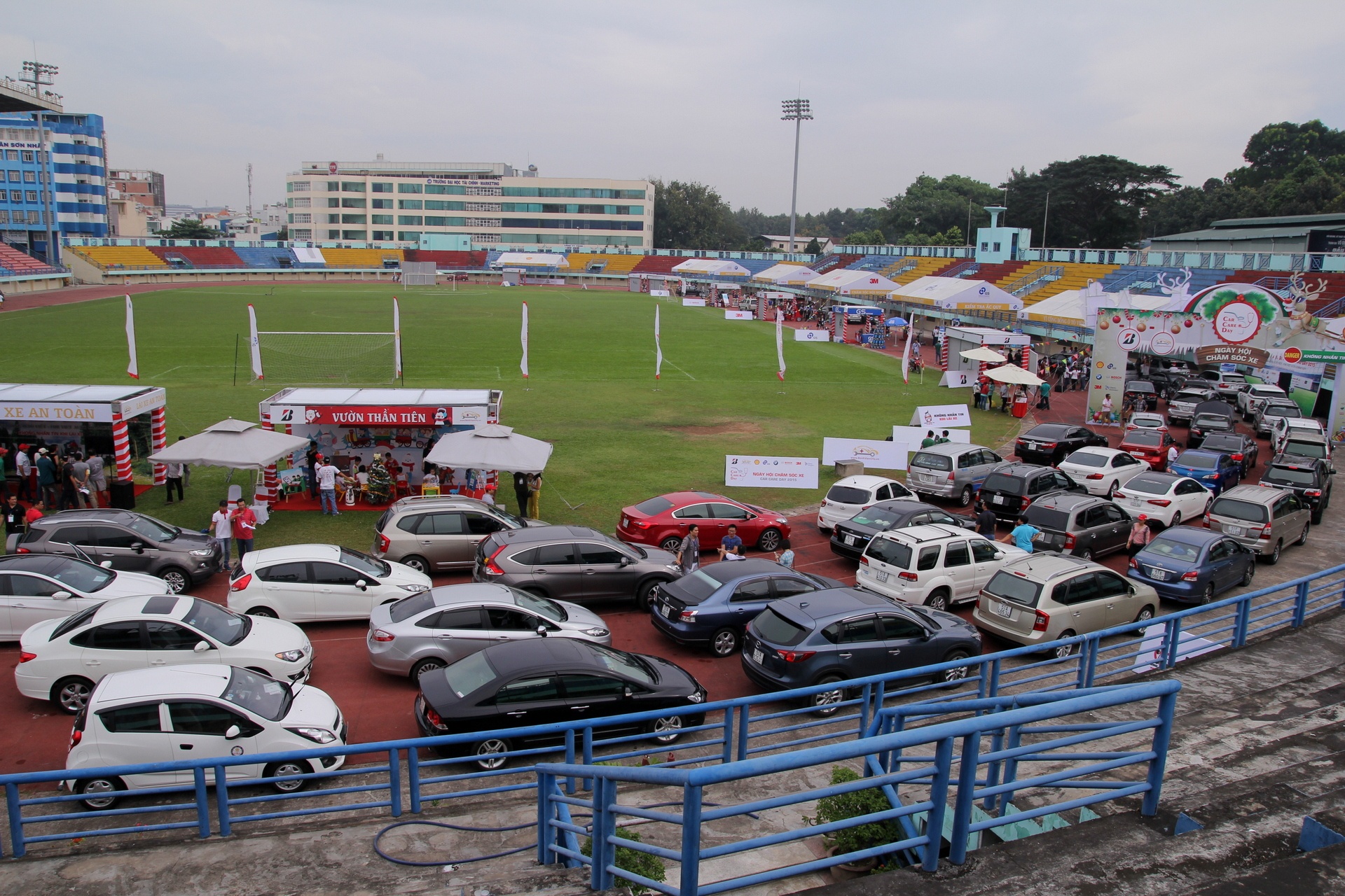 Hang tram oto xep hang cho bao duong o Sai Gon hinh anh