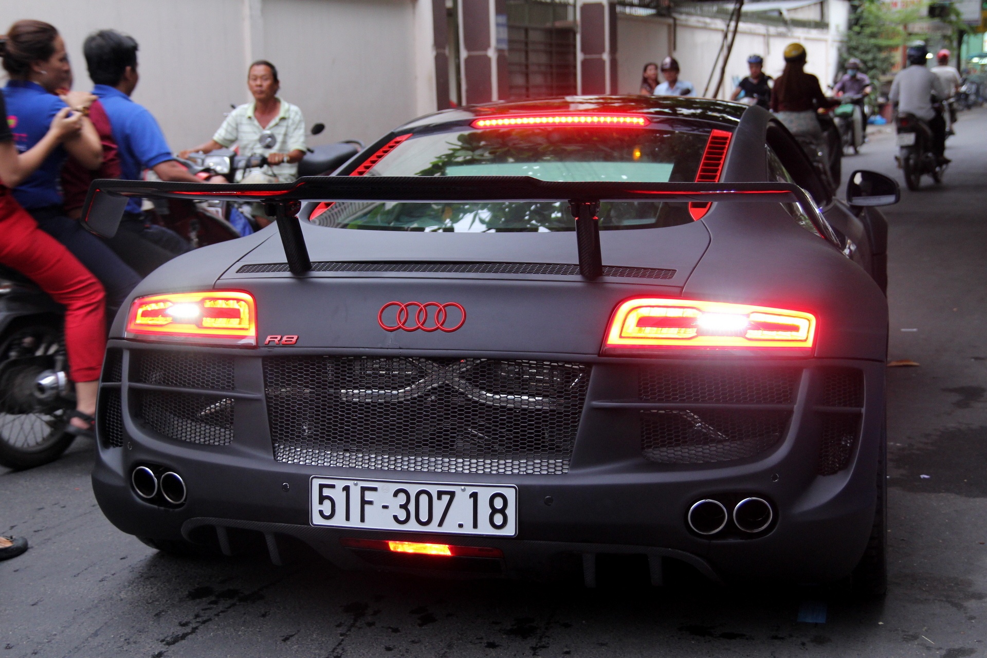 Chi tiet sieu xe Audi R8 do carbon hang doc o Sai Gon hinh anh