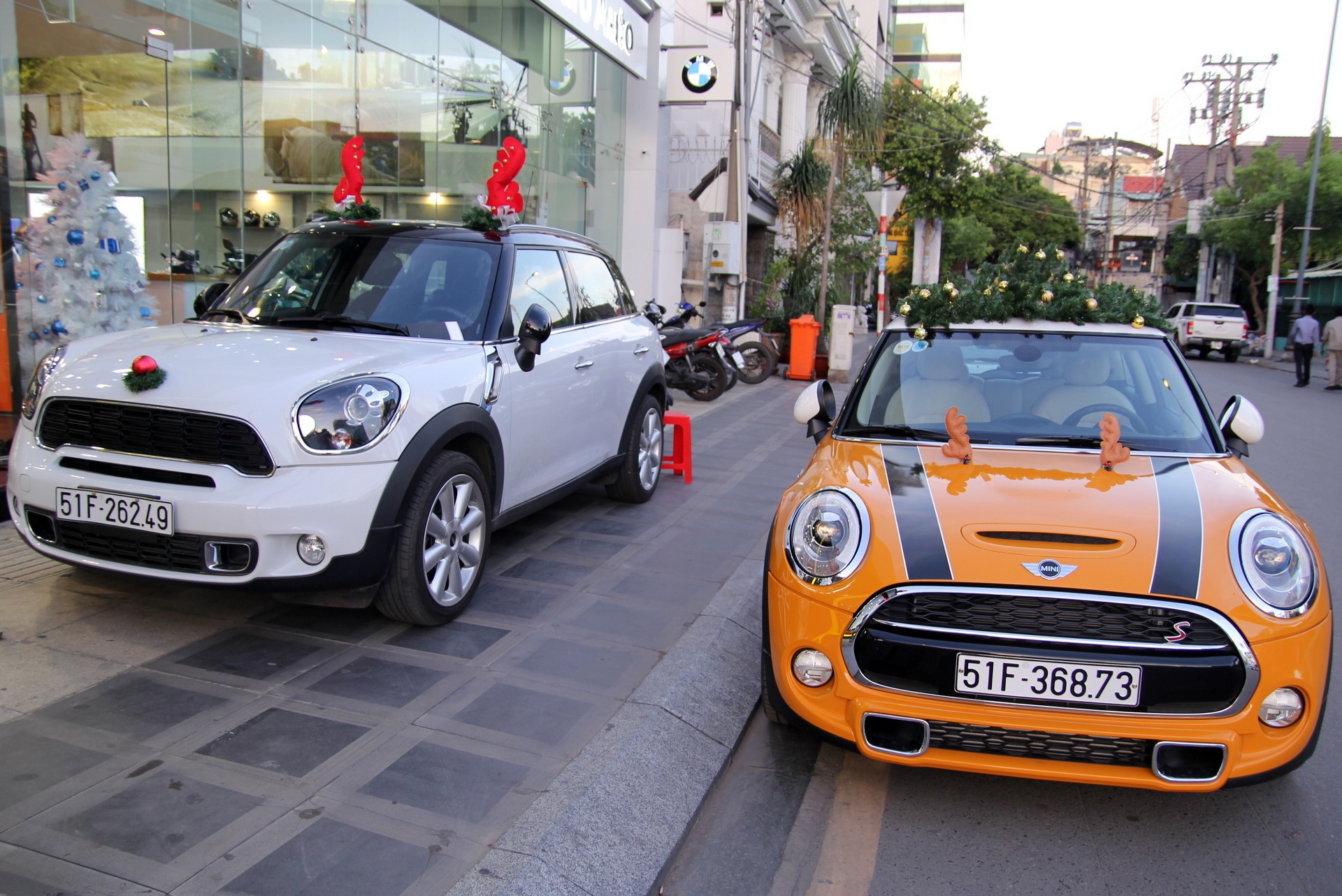 Dan xe Mini trang tri doc dao don Giang sinh o Sai Gon hinh anh