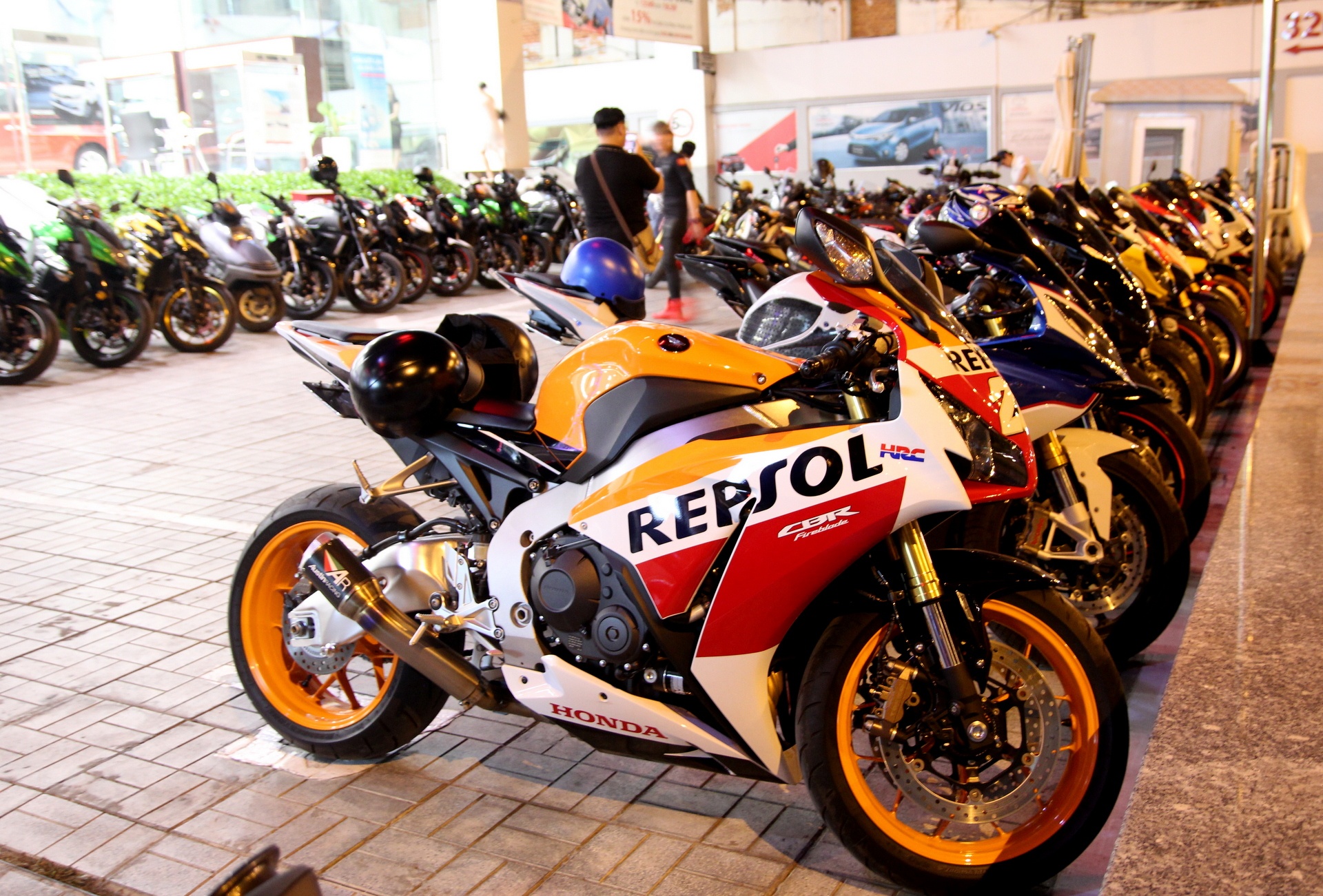 Gan 50 moto phan khoi lon tu hoi o trung tam Sai Gon hinh anh