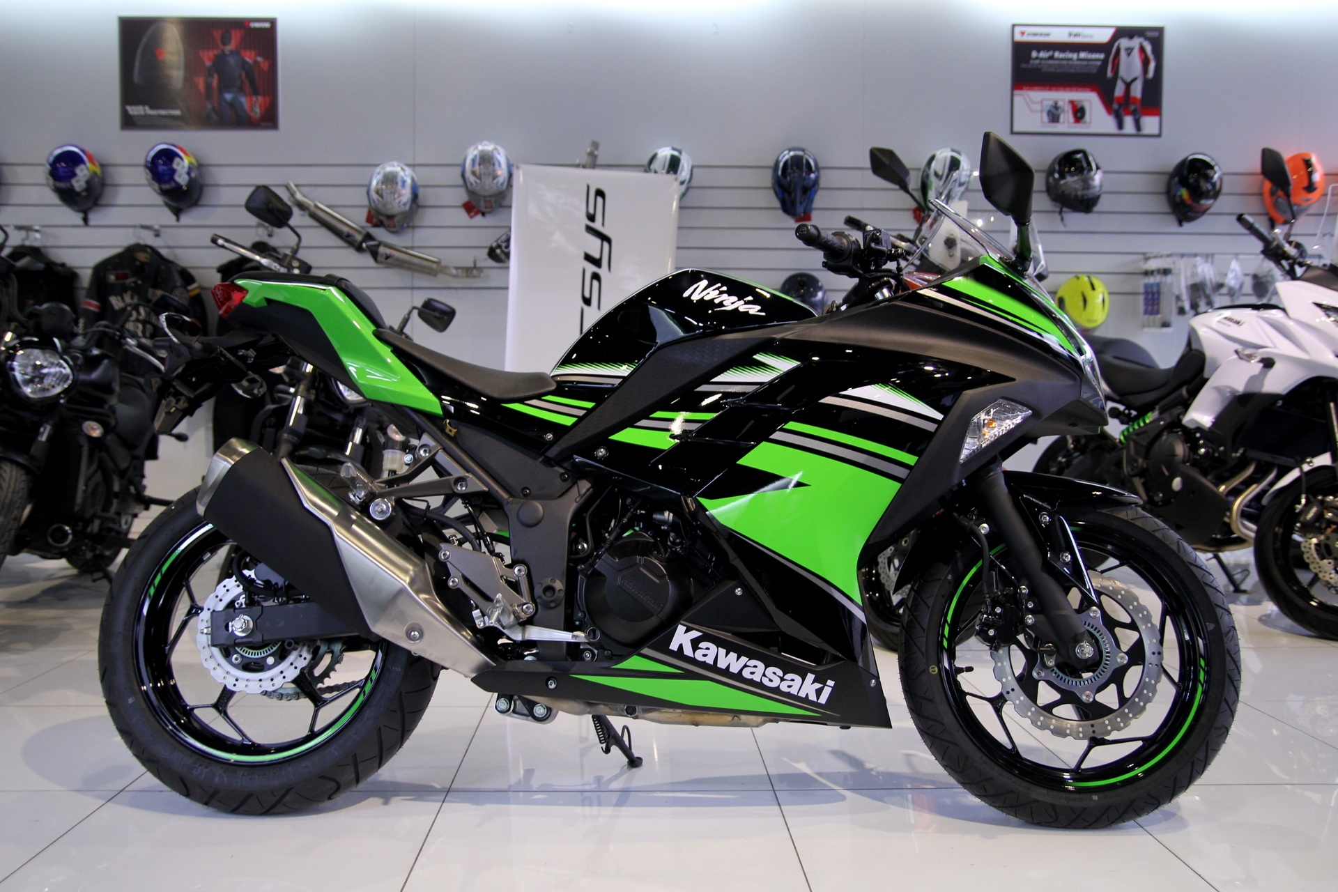 Ninja 300 mau moi ve Viet Nam, giam gia con 149 trieu dong hinh anh