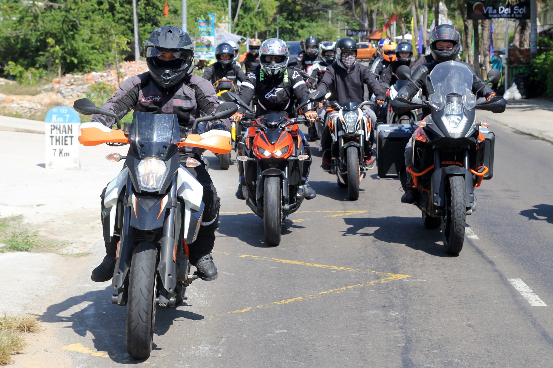 Hon 20 chiec KTM tap trung ve pho bien Phan Thiet hinh anh