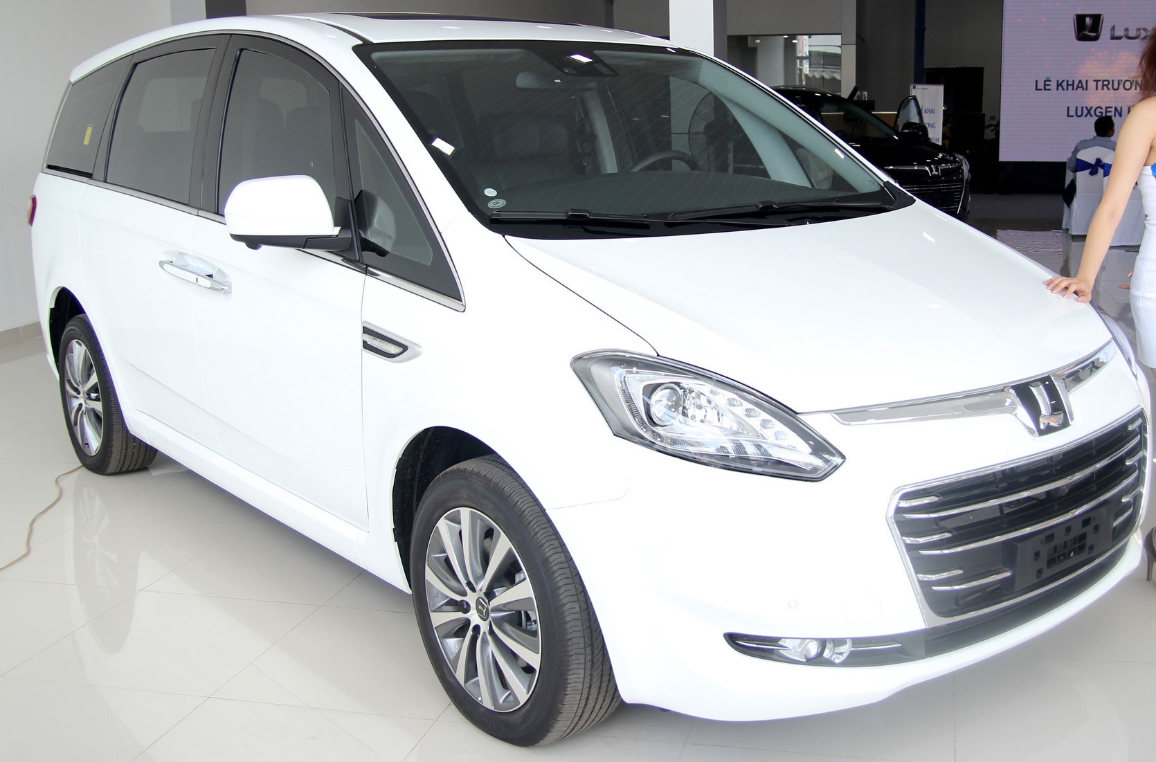 Luxgen M7 - doi thu Toyota Innova tai Viet Nam hinh anh
