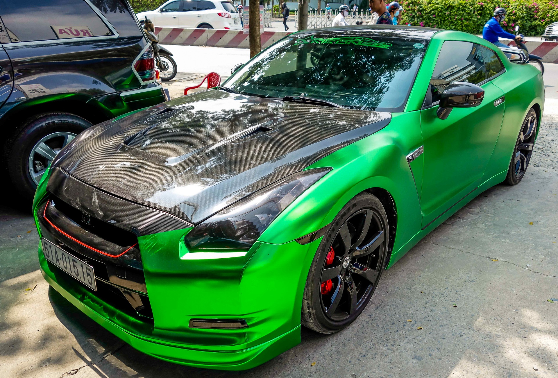 Xe the thao Nissan GT-R mau la o Sai Gon hinh anh
