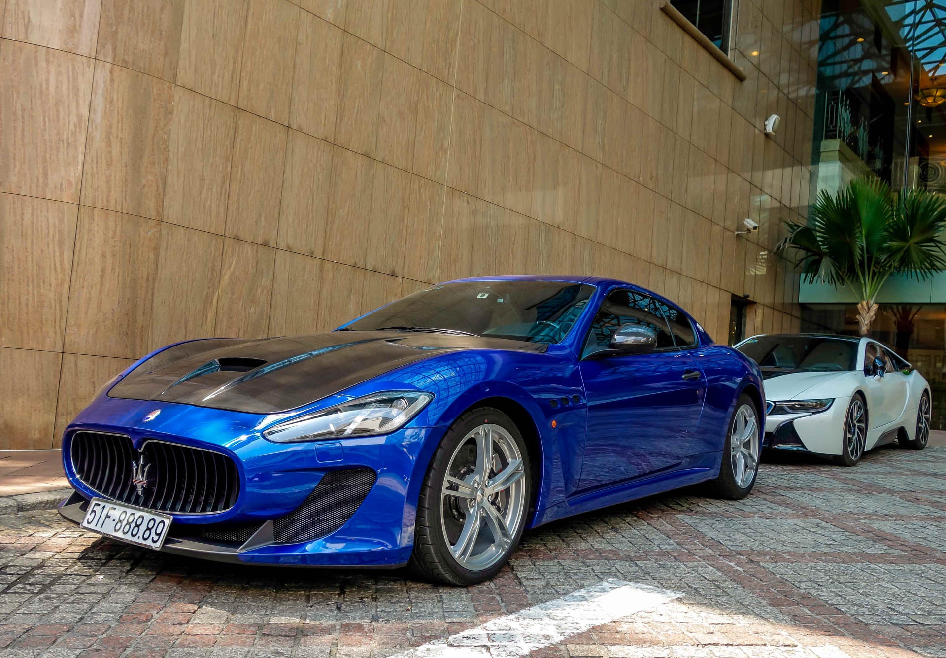 BMW i8 ben canh dan sieu xe cua dai gia Sai Gon hinh anh