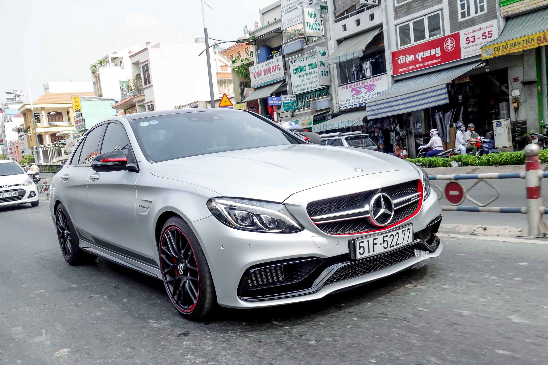 Mercedes C63 AMG gia 4,6 ty dau tien tren duong Sai Gon hinh anh