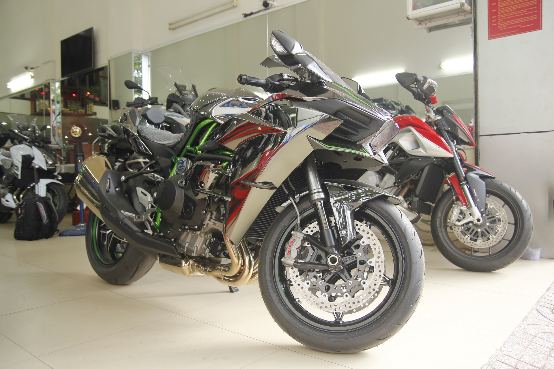 Se cap phep nhap khau xe moto phan khoi lon qua mang hinh anh