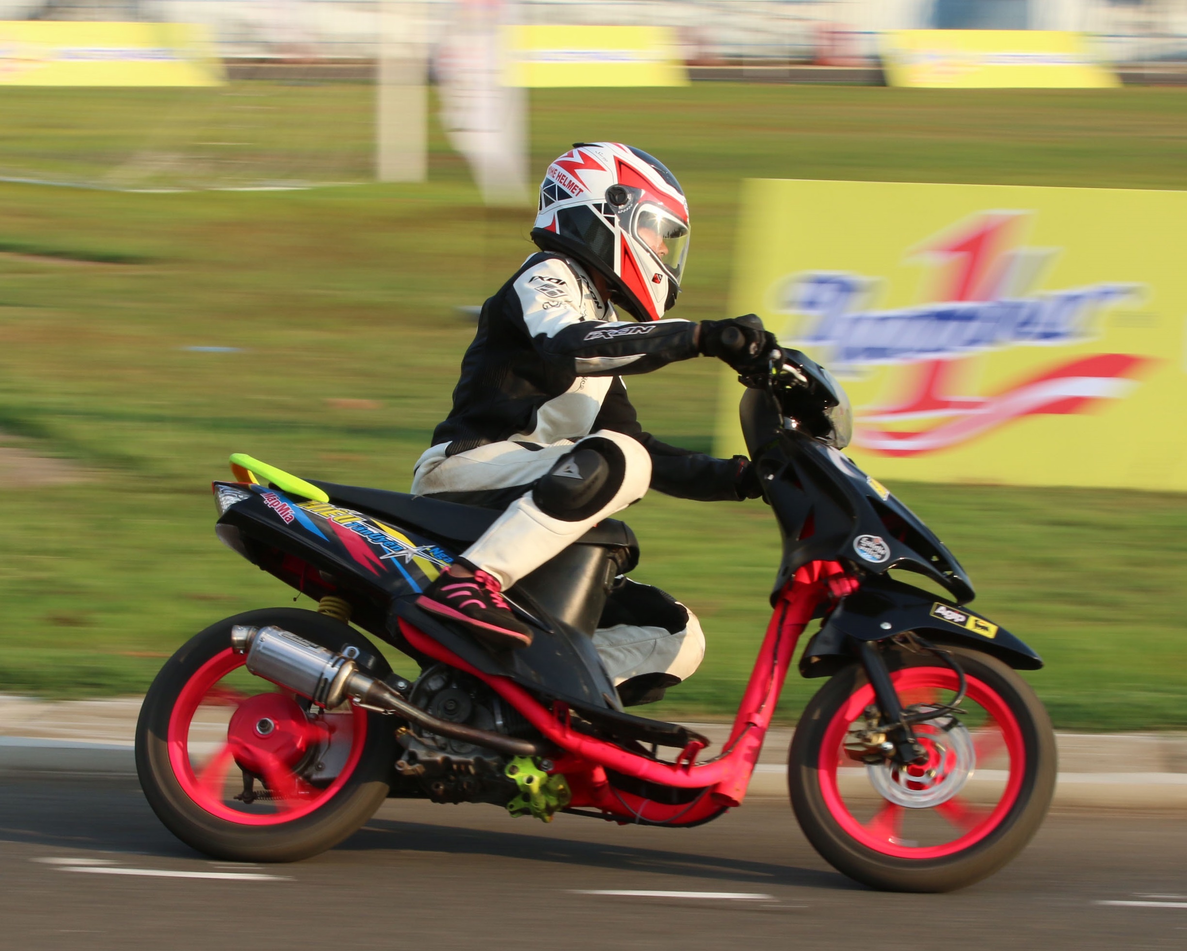 Cac tay dua nu so tai ngay mung 4 Tet o Can Tho hinh anh