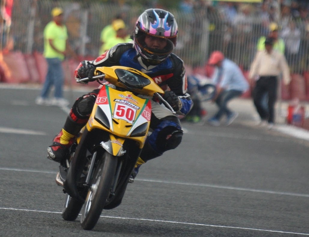 Hon 20.000 nguoi xem dua xe o Can Tho hinh anh