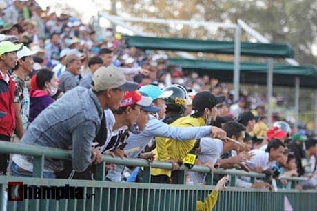 Nguoi dan di xem dua xe o Can Tho hinh anh